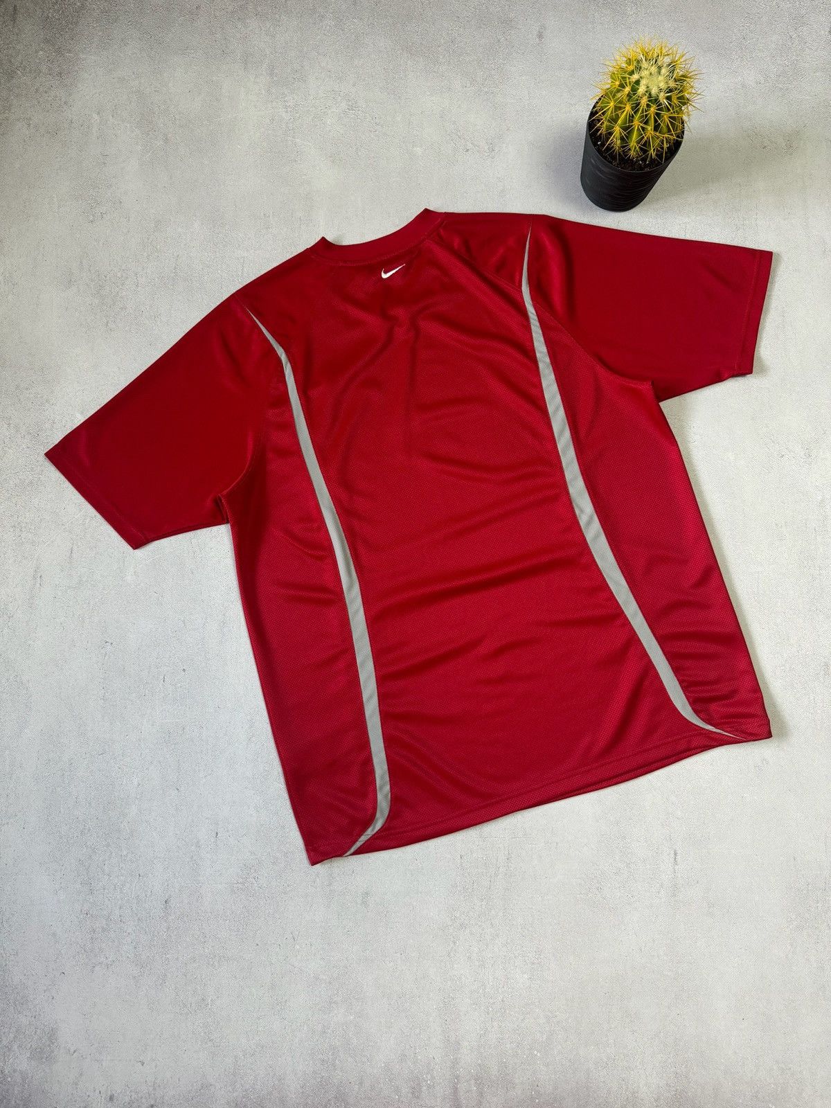 Vintage Vintage Nike T Shirt Tee Jersey Big Logo Baggy Mini Swoosh Size US L / EU 52-54 / 3 - 7 Thumbnail