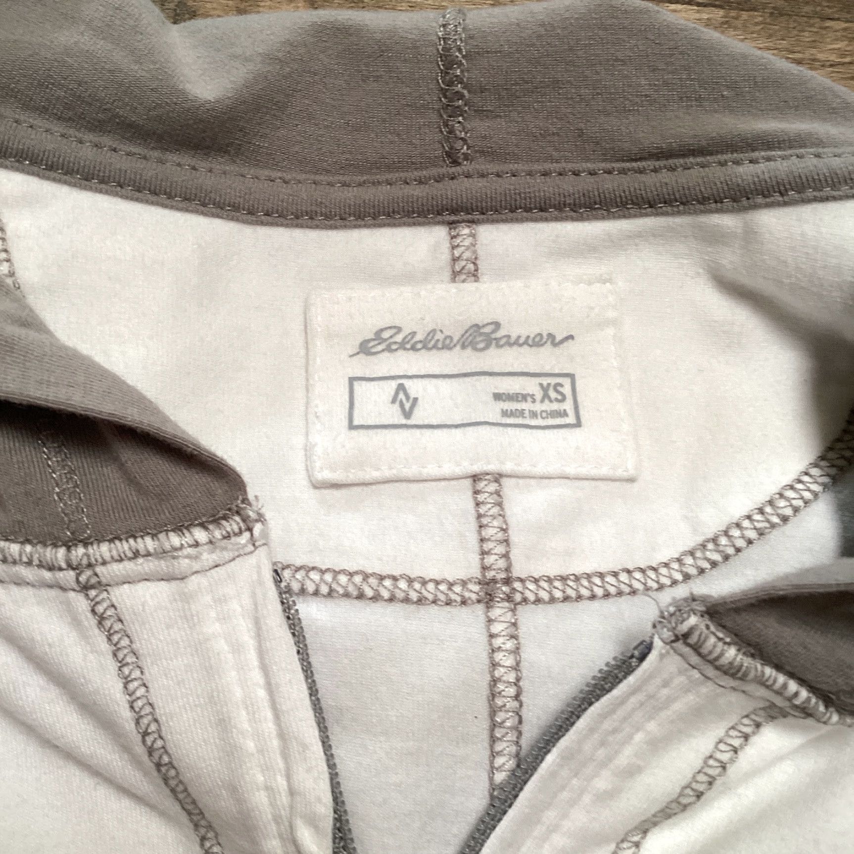 Eddie Bauer VINTAGE Eddie Bauer Jacket Women XS White Gray Full Zip Hooded Active Regular Seasonal Outdoor Athleisure Pockets Size XS / US 0-2 / IT 36-38 - 3 Thumbnail