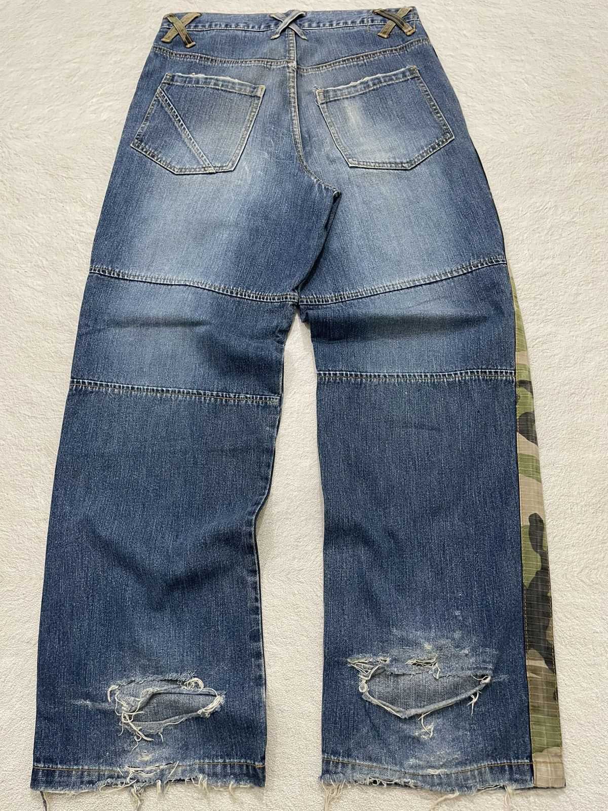 Japanese Brand 2000s Patchwork Denim Cargo Jeans with Camo Panels Size US 30 / EU 46 - 2 Thumbnail