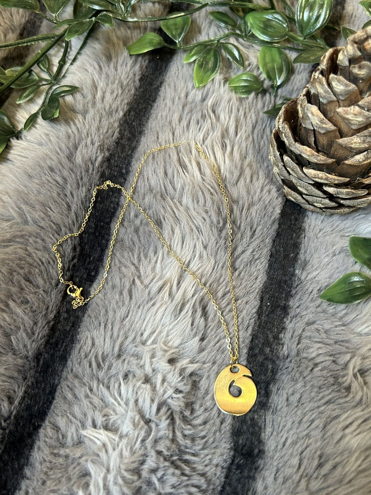 Handmade Handcrafted vintage gold swirl design pendant necklace Size ONE SIZE - 3 Thumbnail