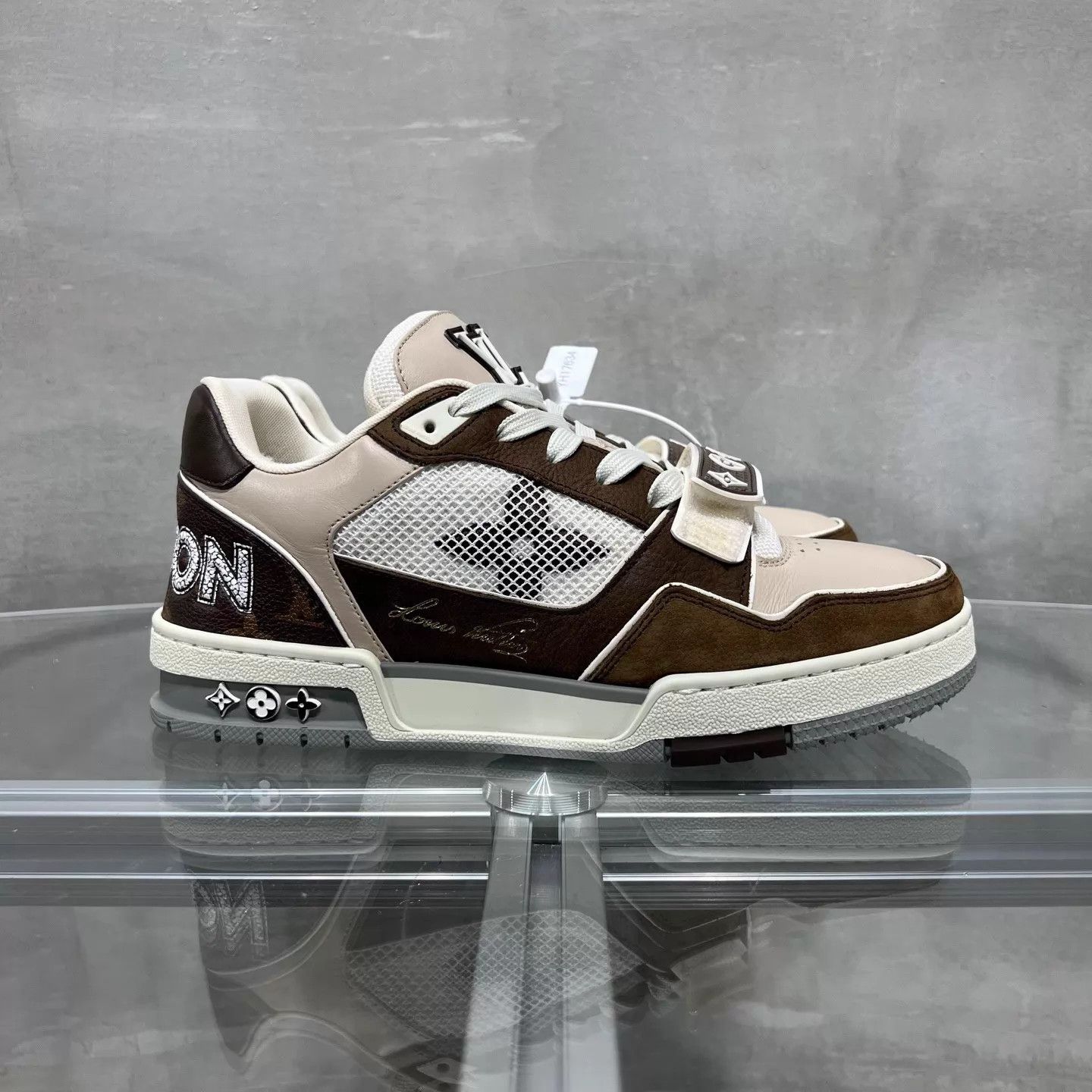 Louis Vuitton Louis Vuitton Mocha Trainer Velcro UK6 (40) Size US 7 / EU 40 - 4 Thumbnail