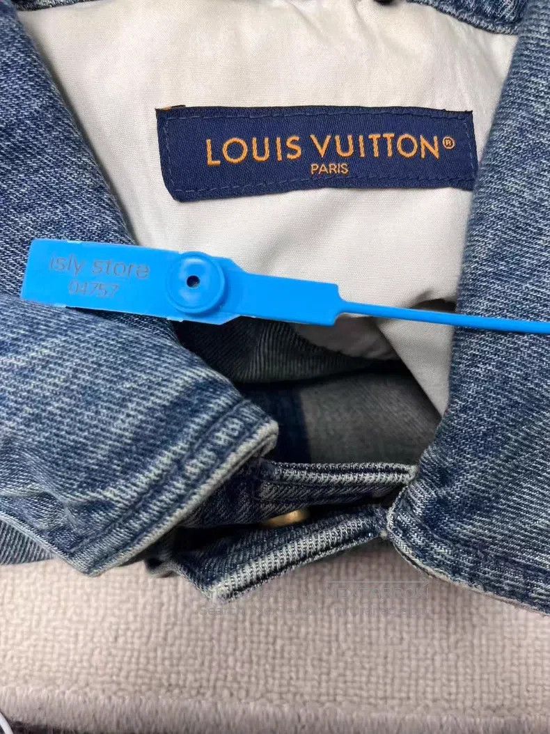 Louis Vuitton size 4l Logo Embossed Single Breasted Short S