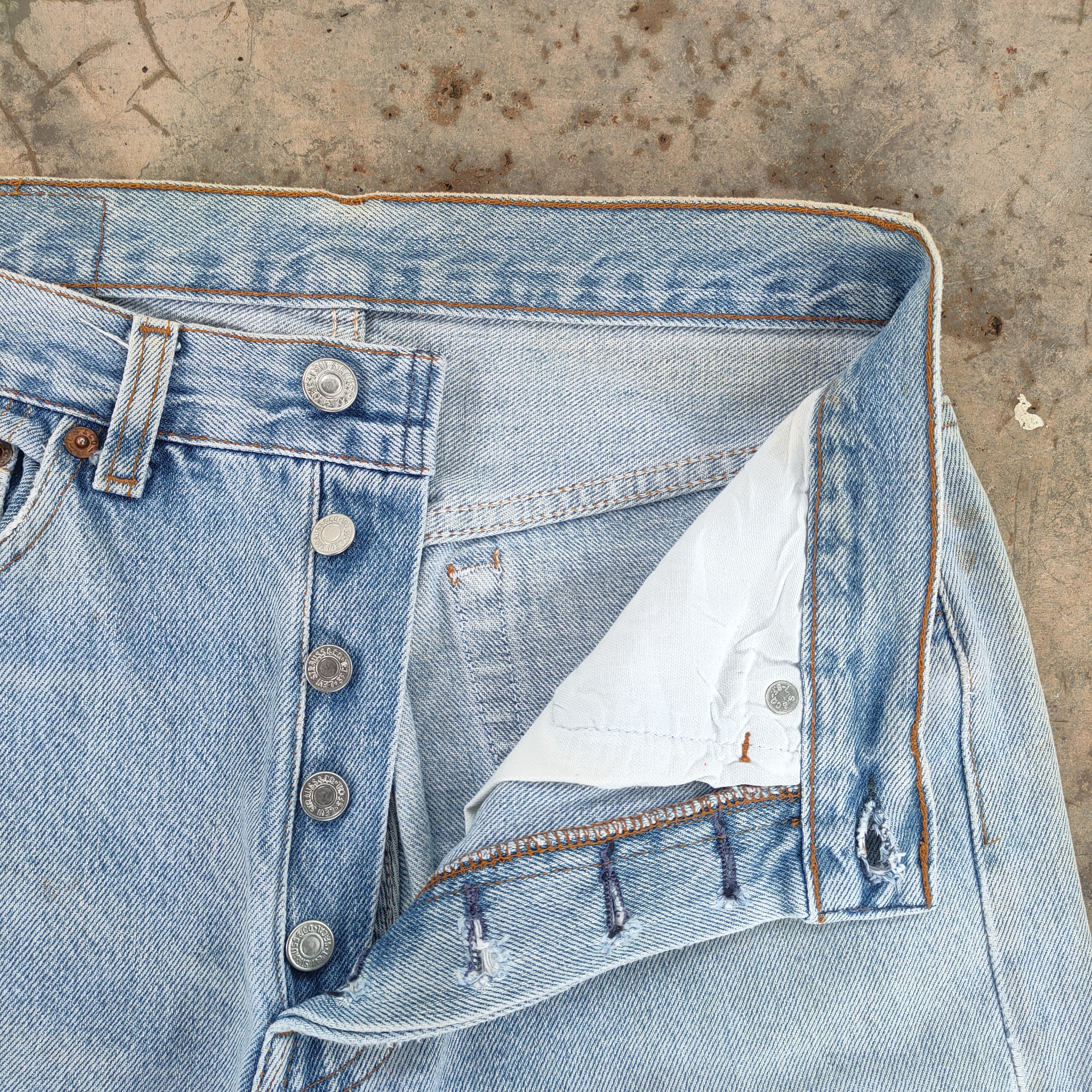 Levi's Vintage Clothing VINTAGE LEVI'S 501 90’ FADED DISTRESSED JEANS DENIM PANTS Size US 28 / EU 44 - 6 Thumbnail