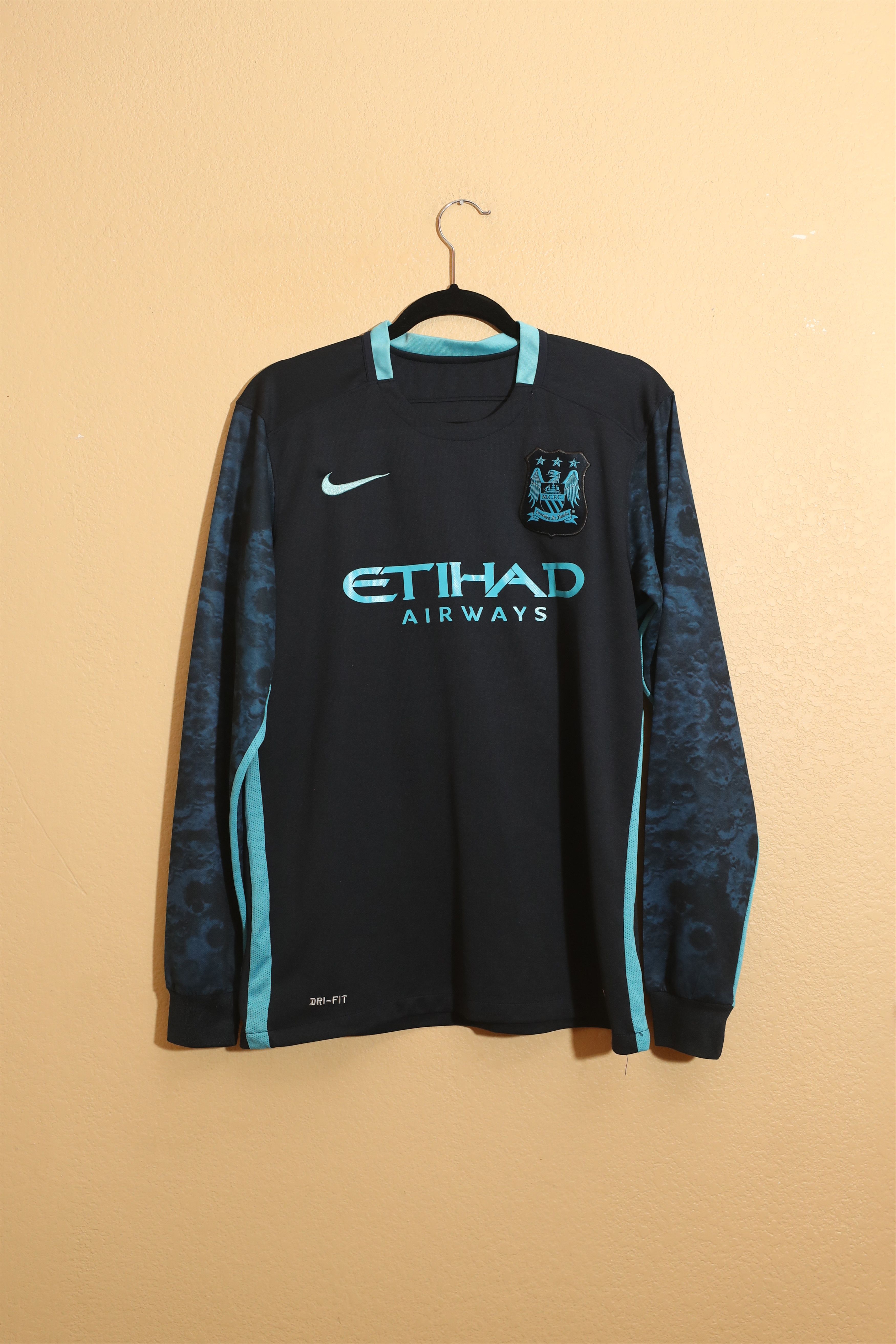 Nike Manchester City 2015-2016 Long Sleeve (L) Size US L / EU 52-54 / 3 - 1 Thumbnail