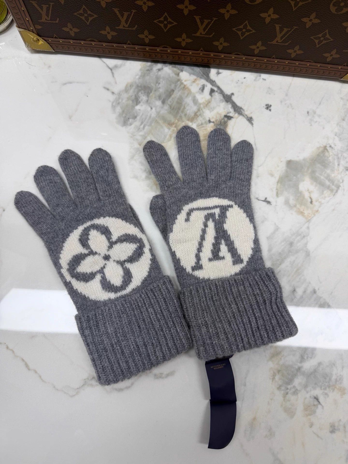 Louis Vuitton LV grey knit gloves S Brand New Size ONE SIZE - 1 Thumbnail