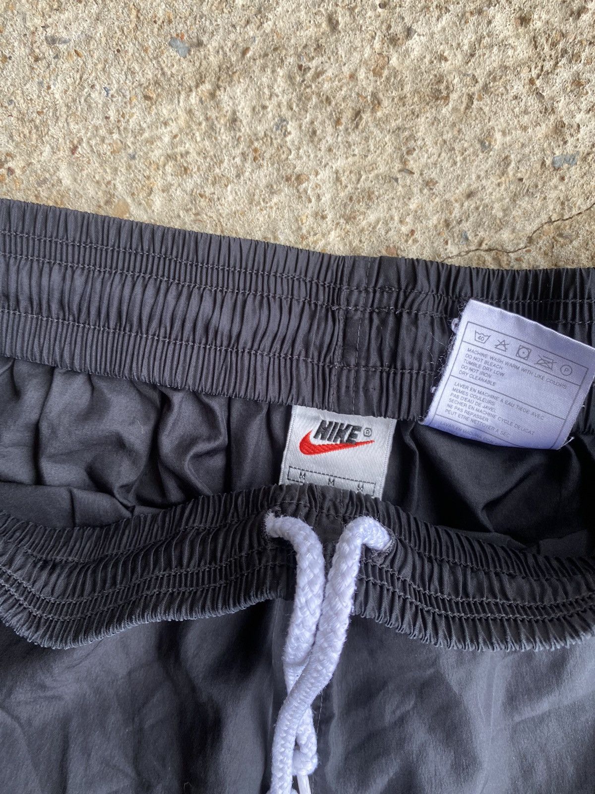 Nike × Vintage Vintage 90’s Nike Black Essential Medium Shorts Size US 26 / EU 42 - 4 Thumbnail