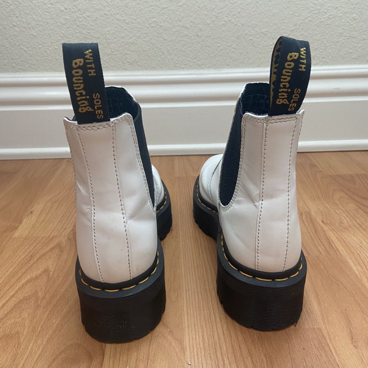 Dr. Martens Dr. Martens Women’s White Chelsea Boots Size 7M Size US 7 / IT 37 - 4 Thumbnail