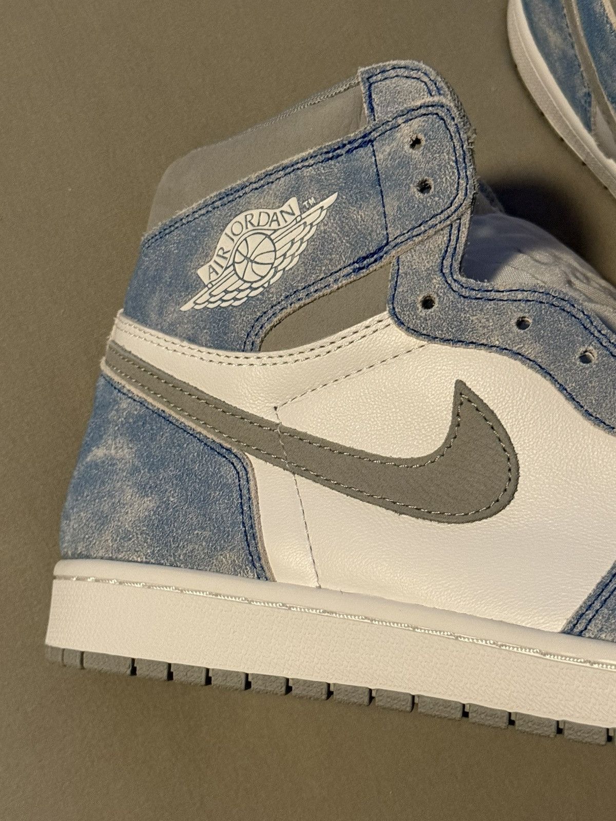 Jordan Brand Nike Air Jordan 1 Retro High OG Hyper Royal Smoke 2021 DS Size US 11 / EU 44 - 5 Thumbnail