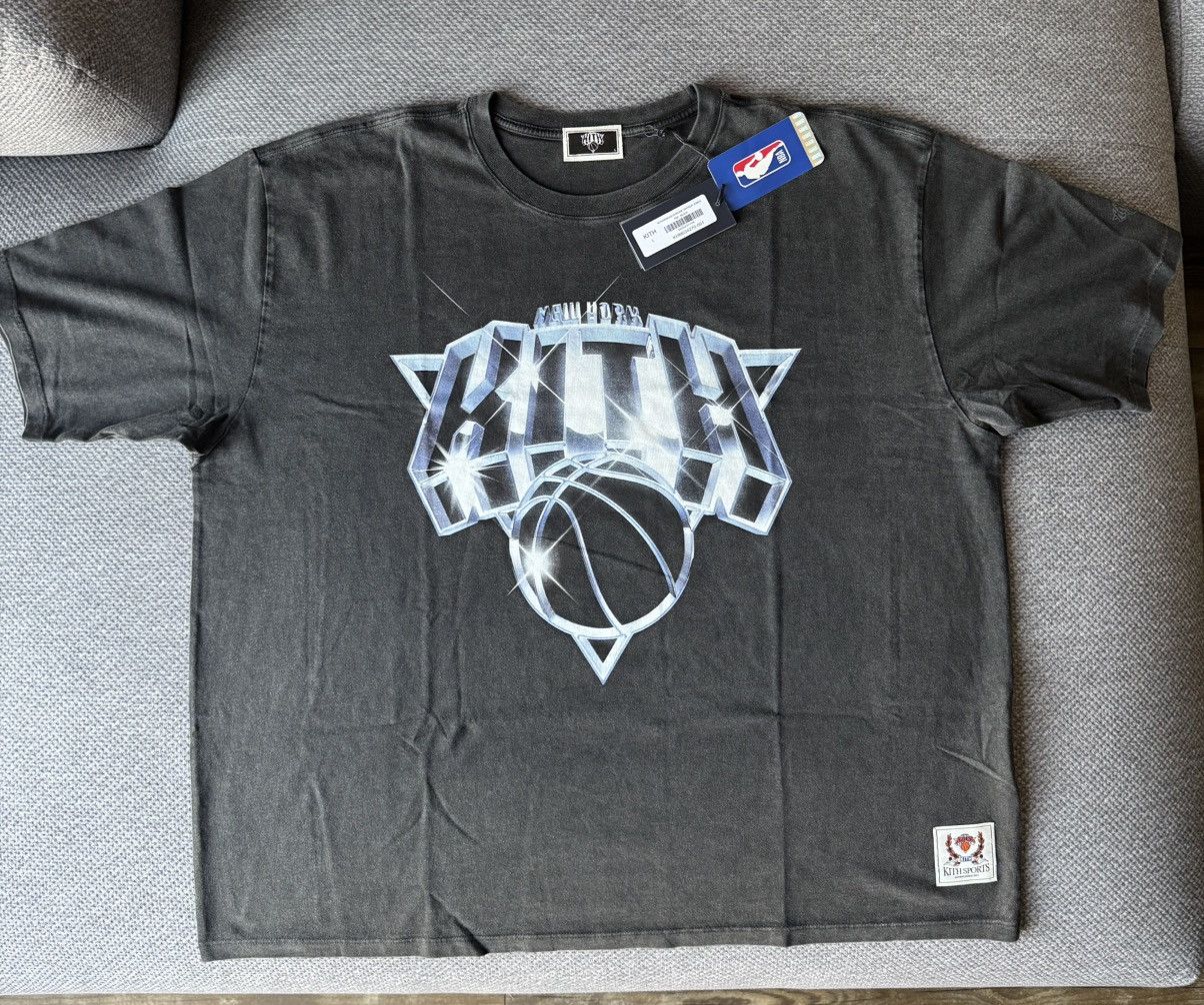 Kith × NBA Kith for the New York Knicks Chrome Vintage Jones Tee Size US XL / EU 56 / 4 - 4 Thumbnail