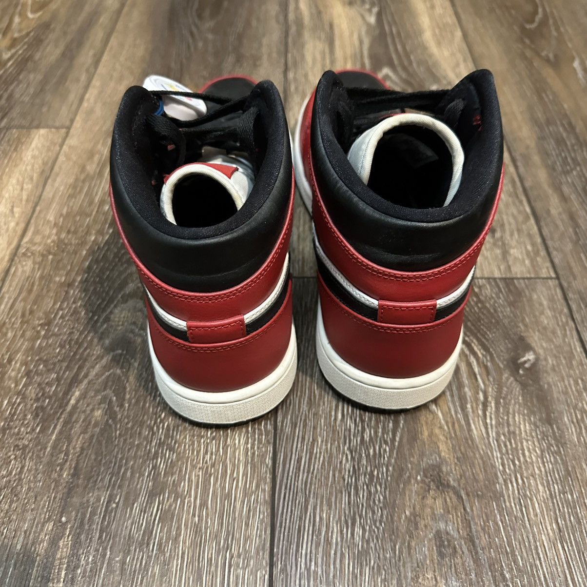 Jordan Brand Jordan 1 Mid “Chicago Black Toe” Size 8.5 Size US 8.5 / EU 41-42 - 5 Thumbnail