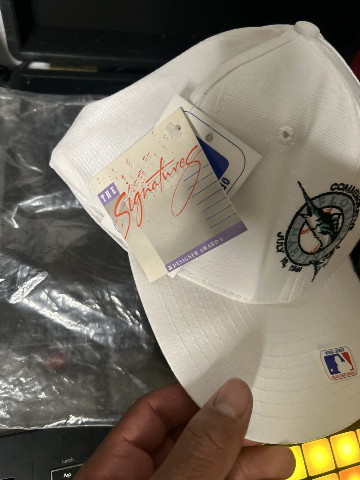 Signatures 🚨Brand NEW Vintage Signatures Florida Marlins Snapback🔥🔥 Size ONE SIZE - 2 Thumbnail