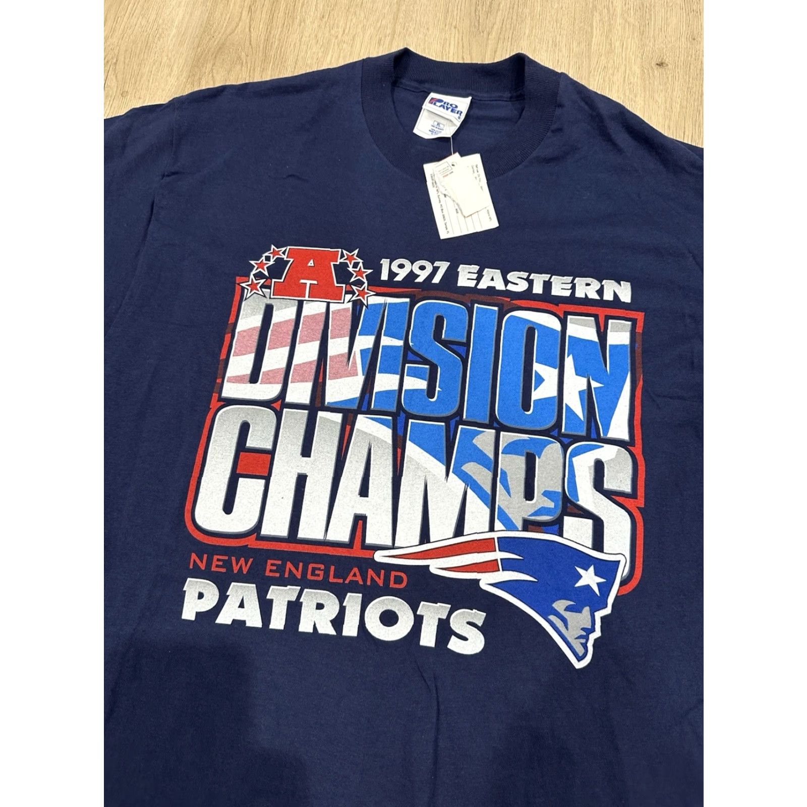 Pro Player VINTAGE 1997 Eastern Division Champions New England Patriots Graphic Shirt NWT XL Men's Blue Patriotic T-Shirt Pro Player Shirt Size US XL / EU 56 / 4 - 4 Thumbnail