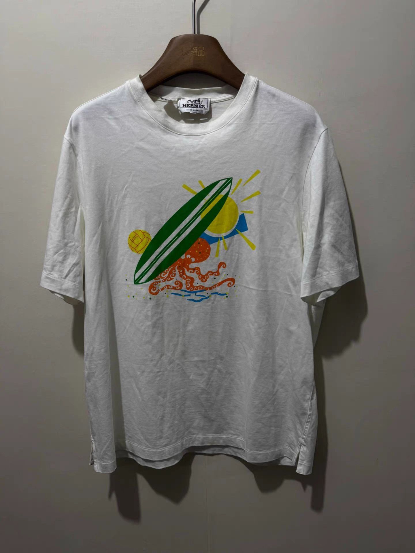 Hermes White Graphic T-Shirt with Surfboard & Octopus Design Size US M / EU 48-50 / 2 - 1 Thumbnail
