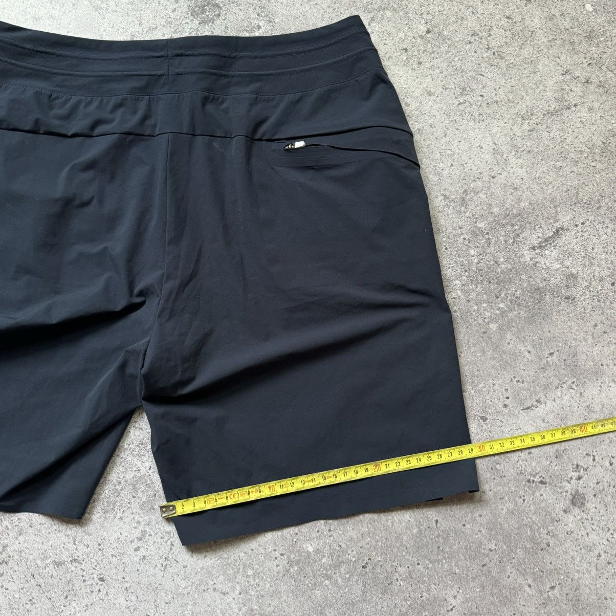 On On Cloud Hybrid Shorts Quick Dry Running Gear Solid Black Size US 30 / EU 46 - 14 Thumbnail