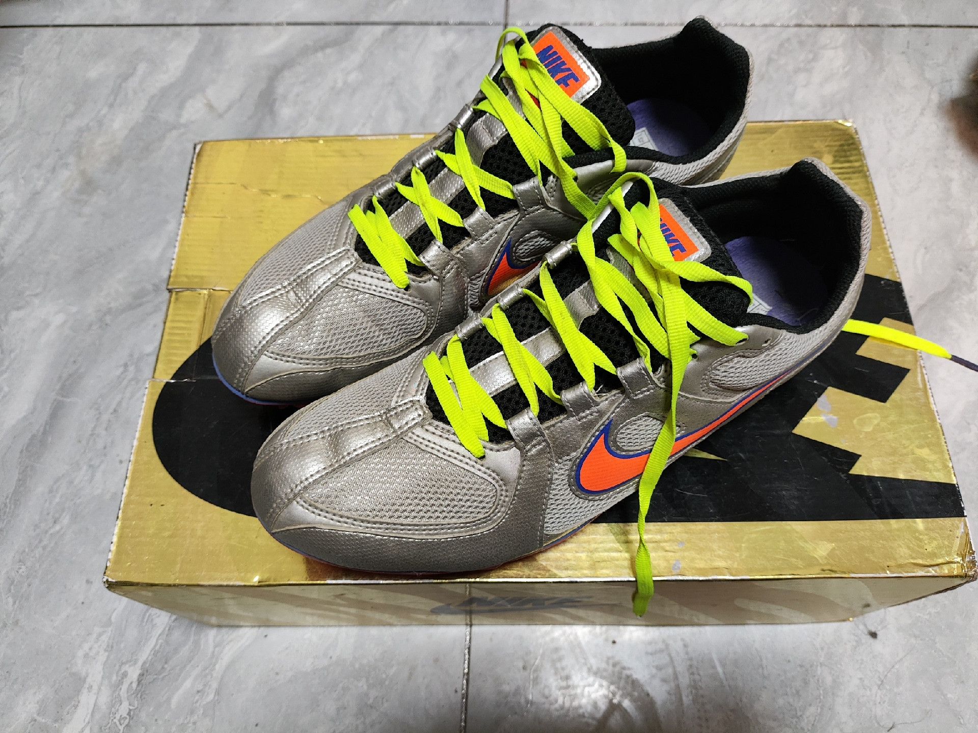 Nike Nike Glow Green Lowtop Sneakers 9 Men Size US 9 / EU 42 - 1 Thumbnail