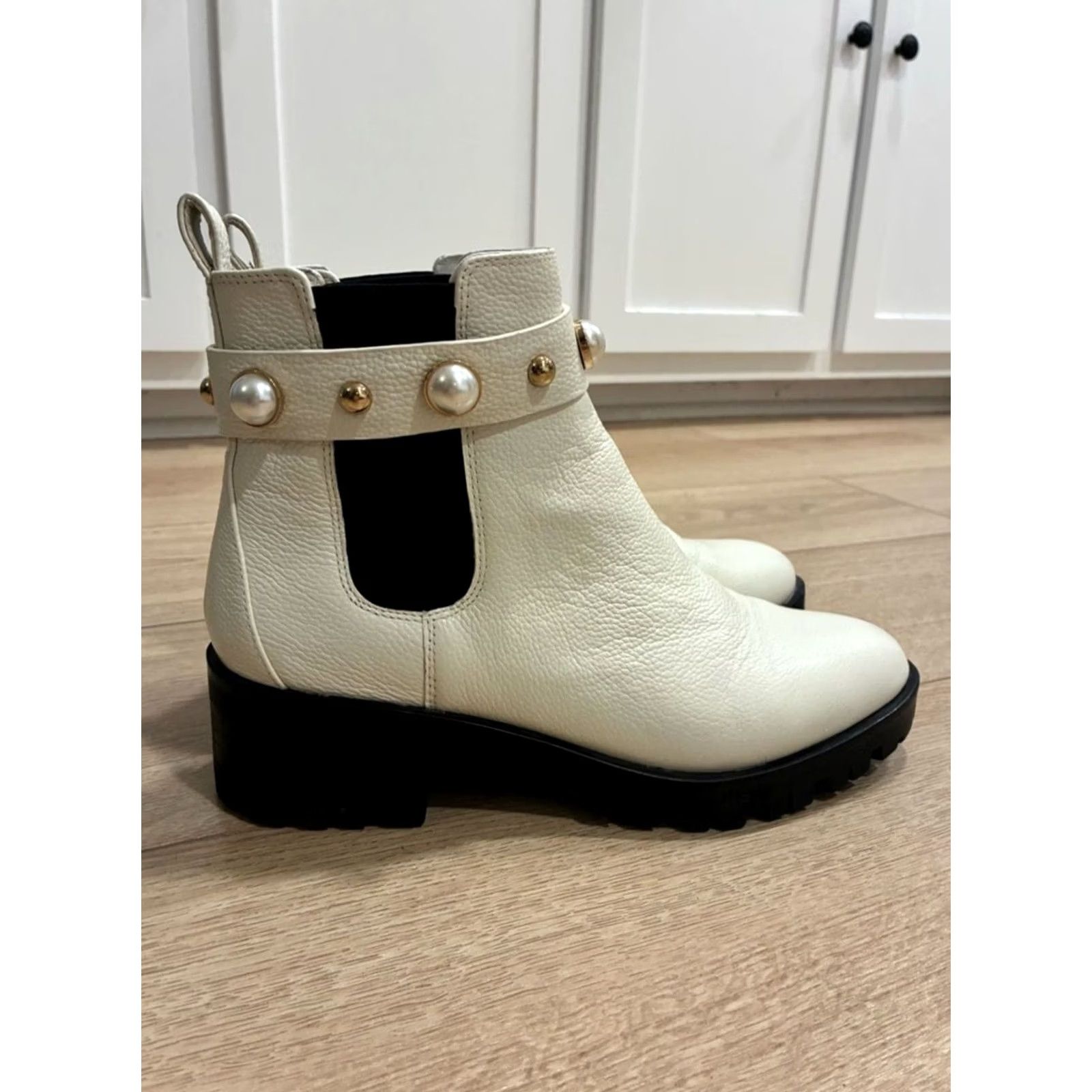 Karl Lagerfeld Karl Lagerfeld Paris Women’s Pola Chelsea Ankle Boot Cream Leather Size 9 Shoes Leather Cream Women Chelsea Bootie 9 U.S. Mens Women Size US 9 / IT 39 - 2 Thumbnail