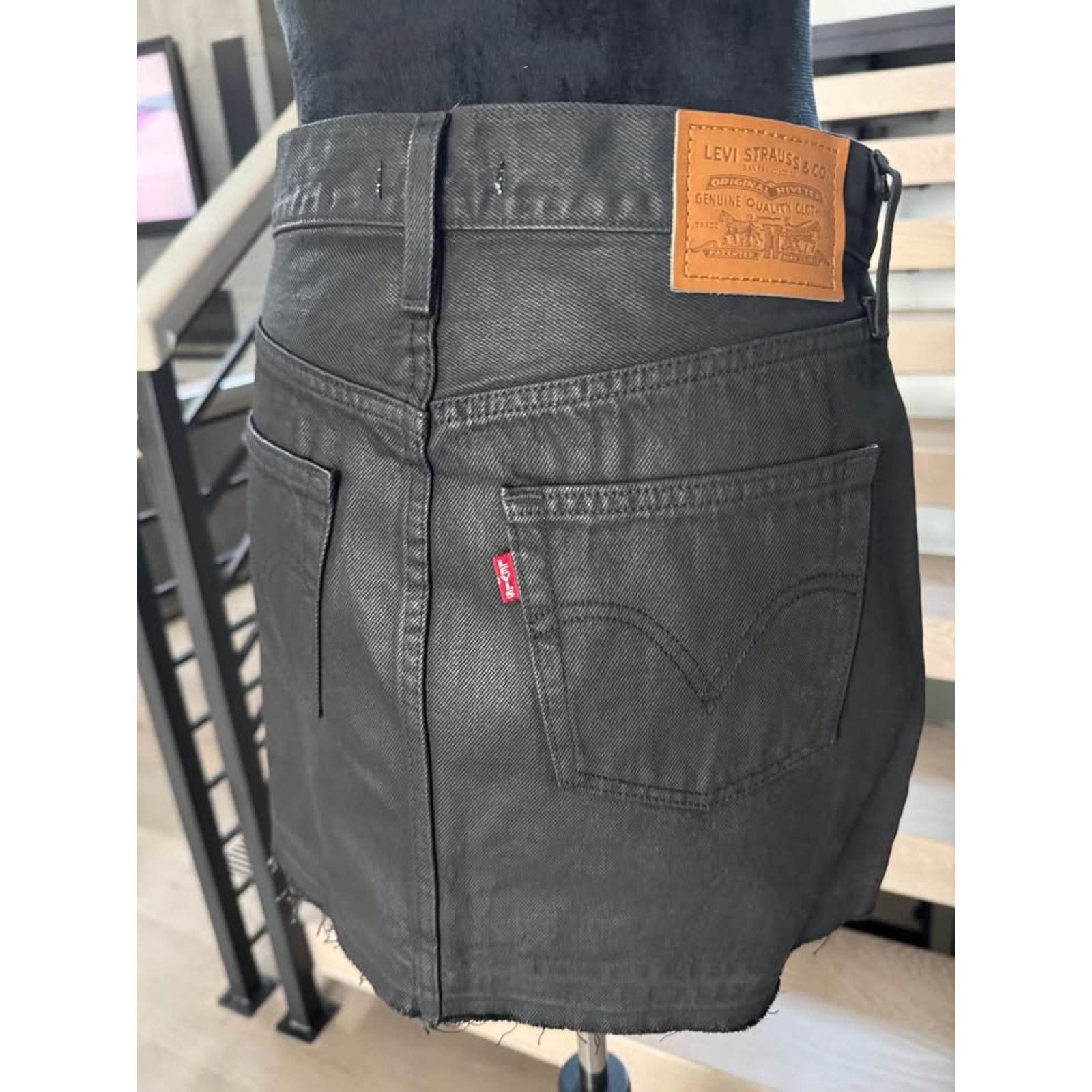 Levi's Levi's Black Denim Raw Hem Mini Skirt size 25 Size 25" / US 0 / IT 36 - 5 Thumbnail