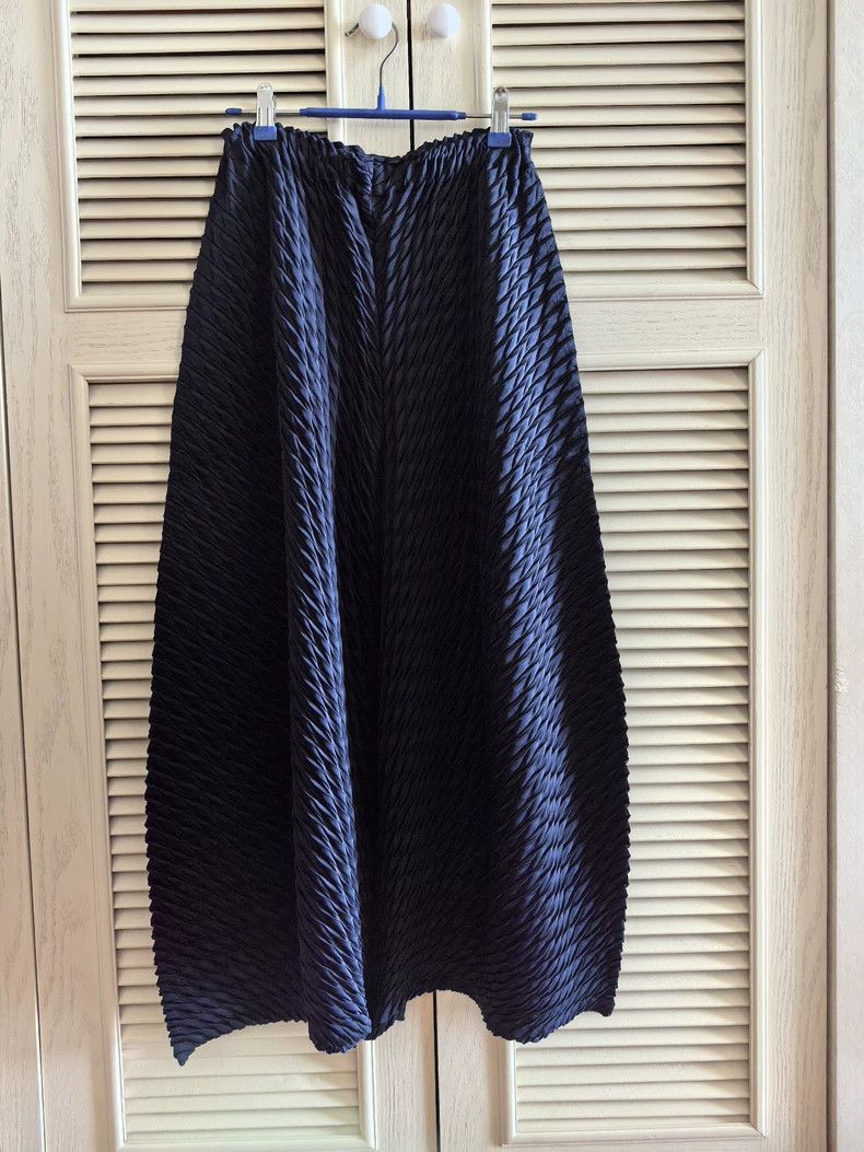 Issey Miyake size:2 Dark blue fish-scale pants