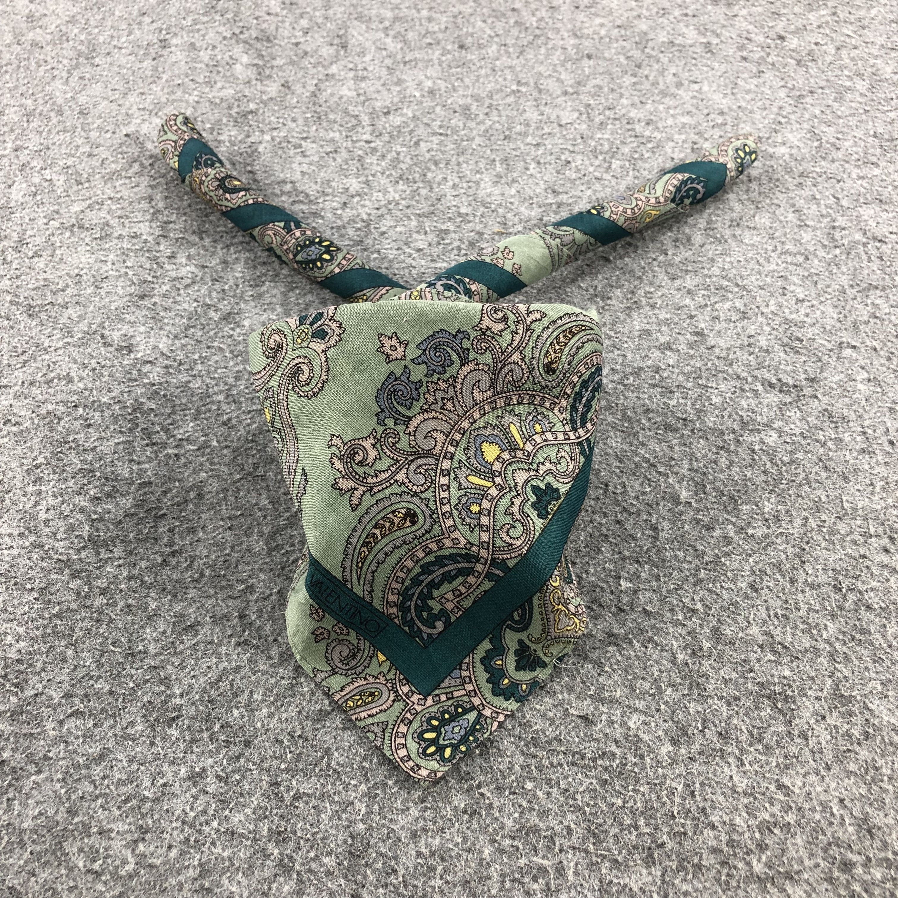 Vintage Andre Valentino Paisley Handkerchief Bandana H1425 Size ONE SIZE - 1 Thumbnail