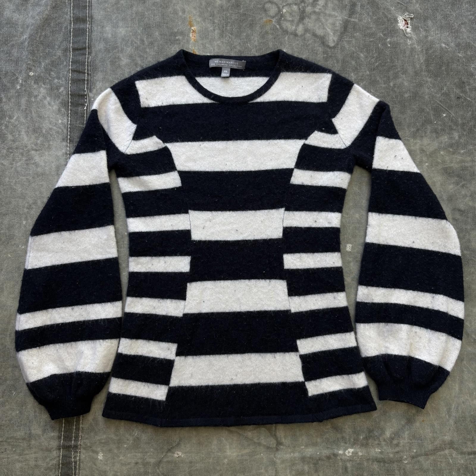 Neiman Marcus Neiman Marcus 100% Cashmere Striped Balloon Sleeve Sweater Size XS / US 0-2 / IT 36-38 - 1 Thumbnail