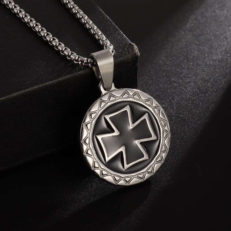 Jewelry × Vintage Classic Cross Knight Necklace Size ONE SIZE - 1 Thumbnail