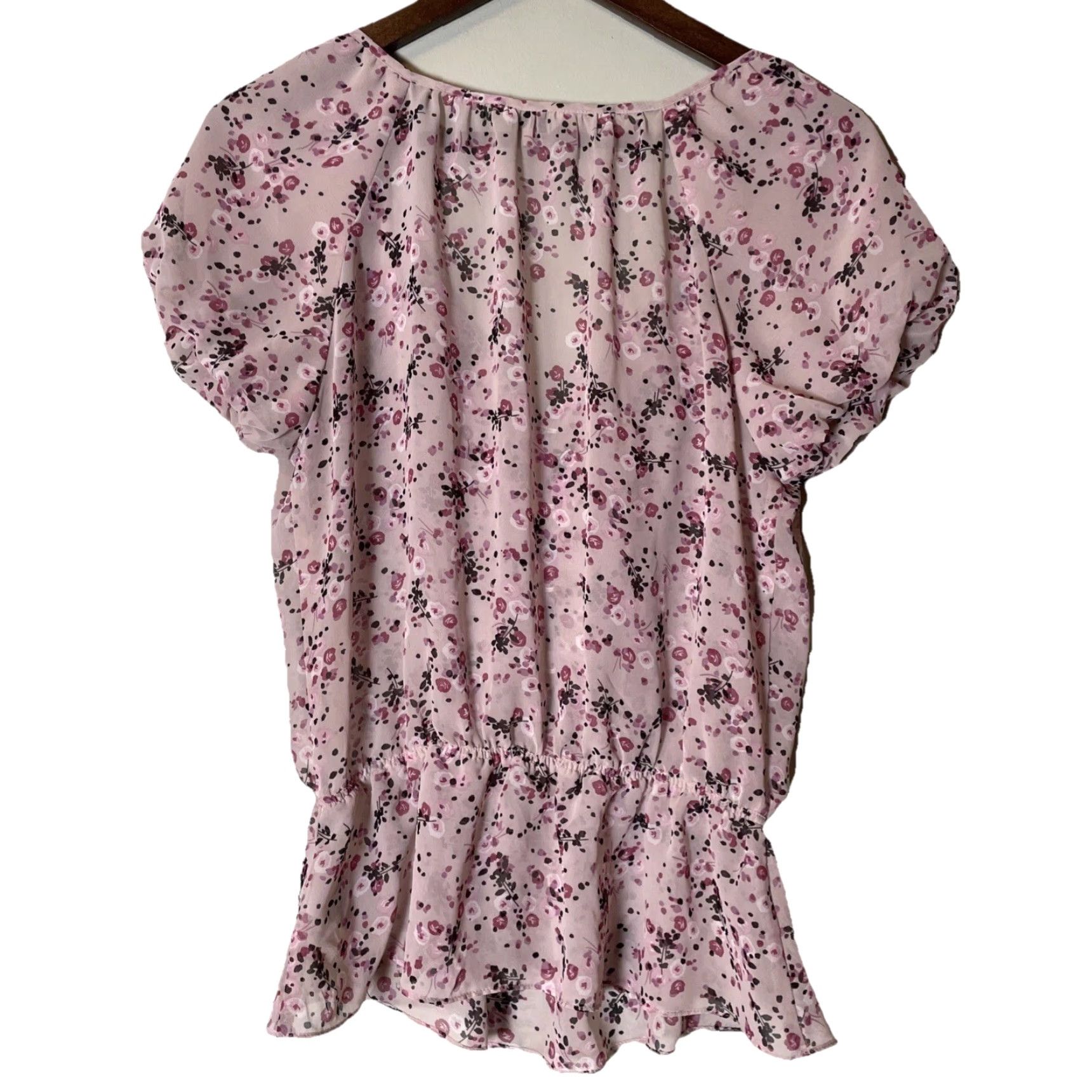 Guess VTG 90s GUESS Blouse Womens Size M Pink Black Floral Chiffon Ruffle Puff Sleeve Short Sleeve Button V-Neck Christmas? Size M / US 6-8 / IT 42-44 - 4 Thumbnail