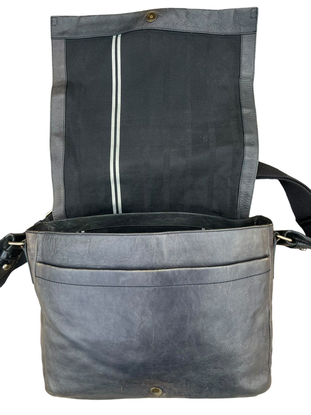 Hugo Boss × Leather Hugo Boss Fade Patina Leather Heavy Messenger Bag Size ONE SIZE - 9 Thumbnail