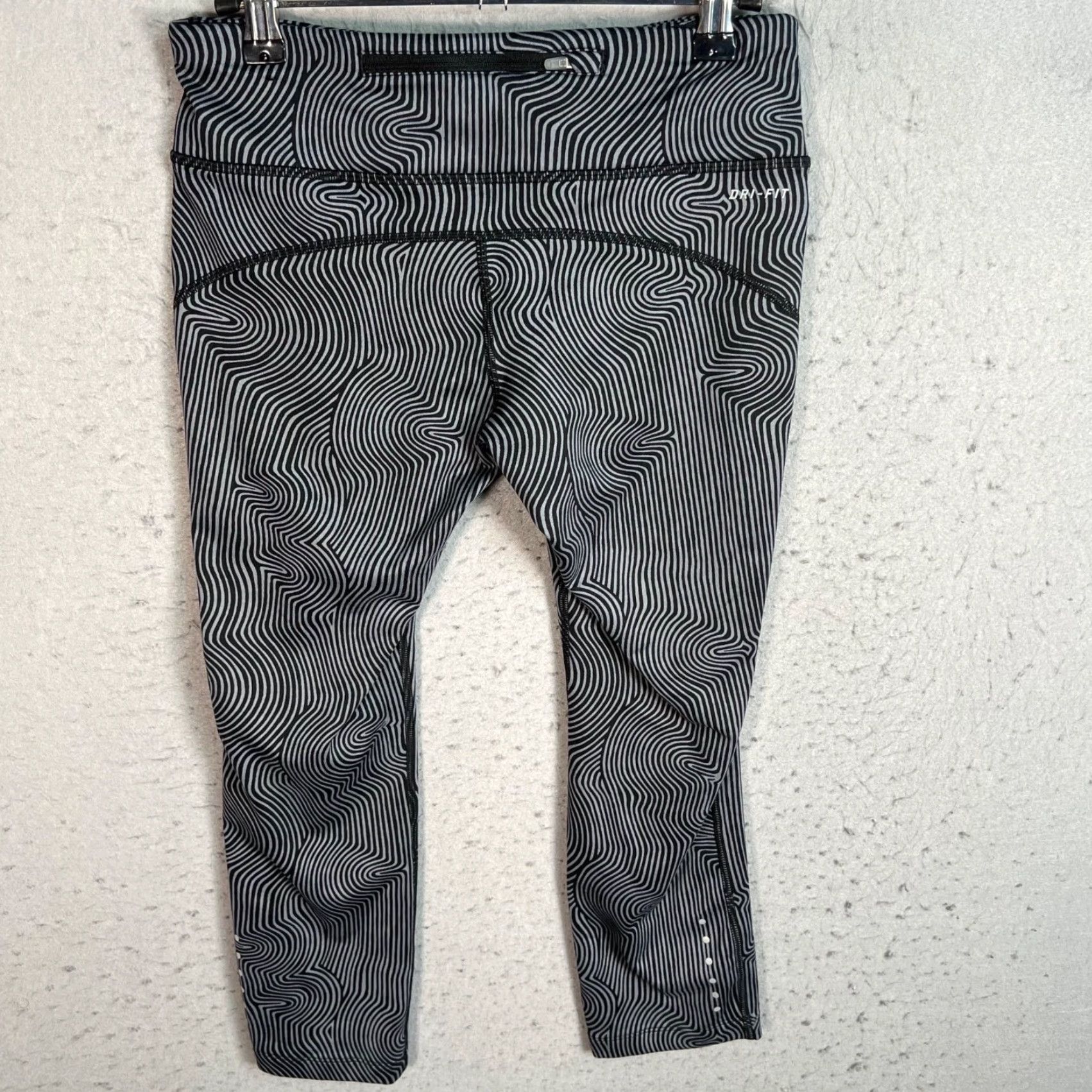 Nike Nike Dri-Fit Womens Small Grey Geometric Print Running Leggings 3/4 Length Athletic Shirt? Size 28" / US 6 / IT 42 - 2 Thumbnail