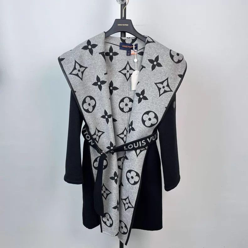 Louis Vuitton Louis Vuitton Cashmere Logo-covered bathrobe coat Size XXS / US 00 / IT 34 - 1 Thumbnail