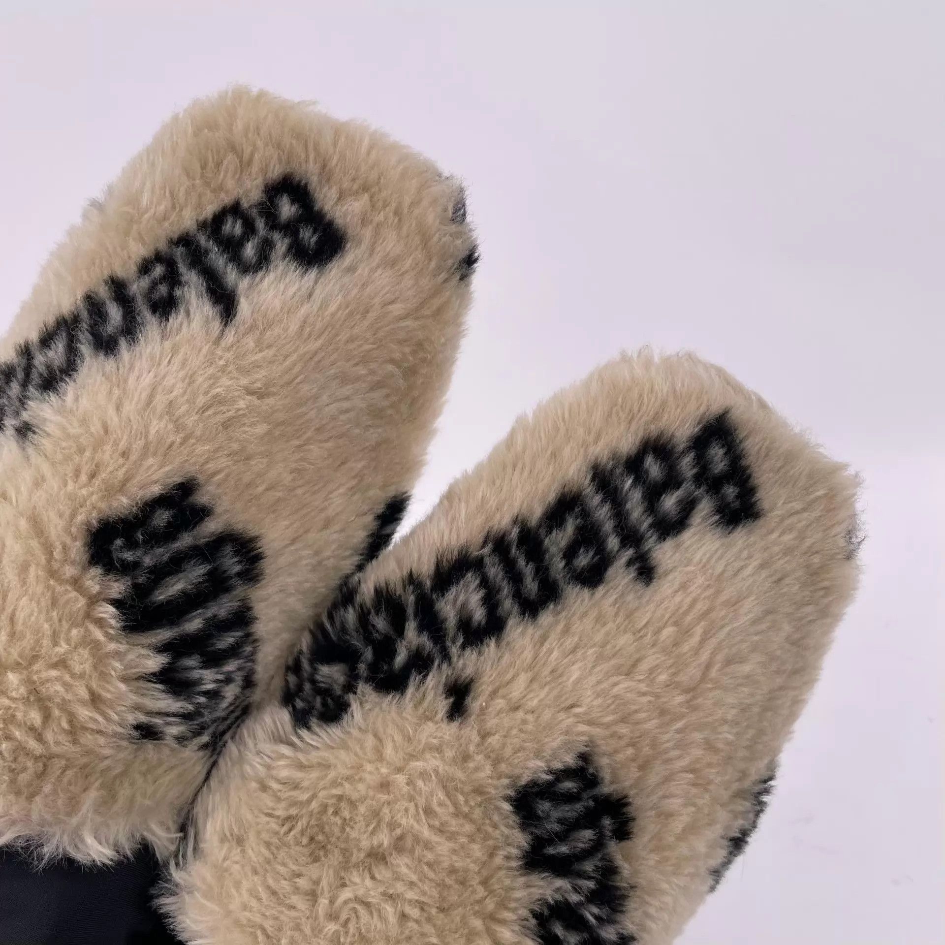 Balenciaga Balenciaga Men's White Fleece Slippers 42 Size US 9 / EU 42 - 7 Thumbnail