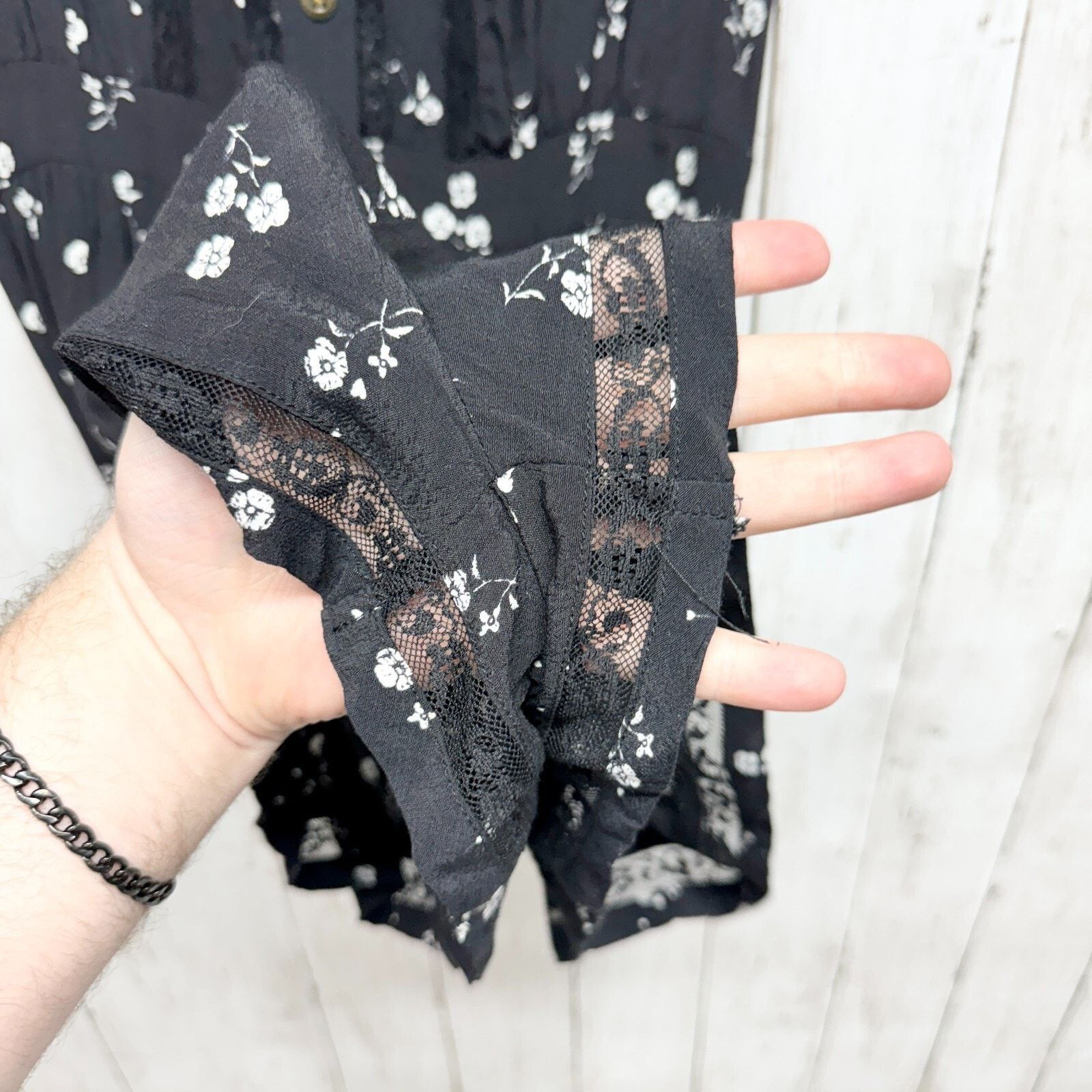 Urban Outfitters Urban Outfitters Romper Size Small Black Floral Cap Sleeve Size 27" / US 4 / IT 40 - 2 Thumbnail