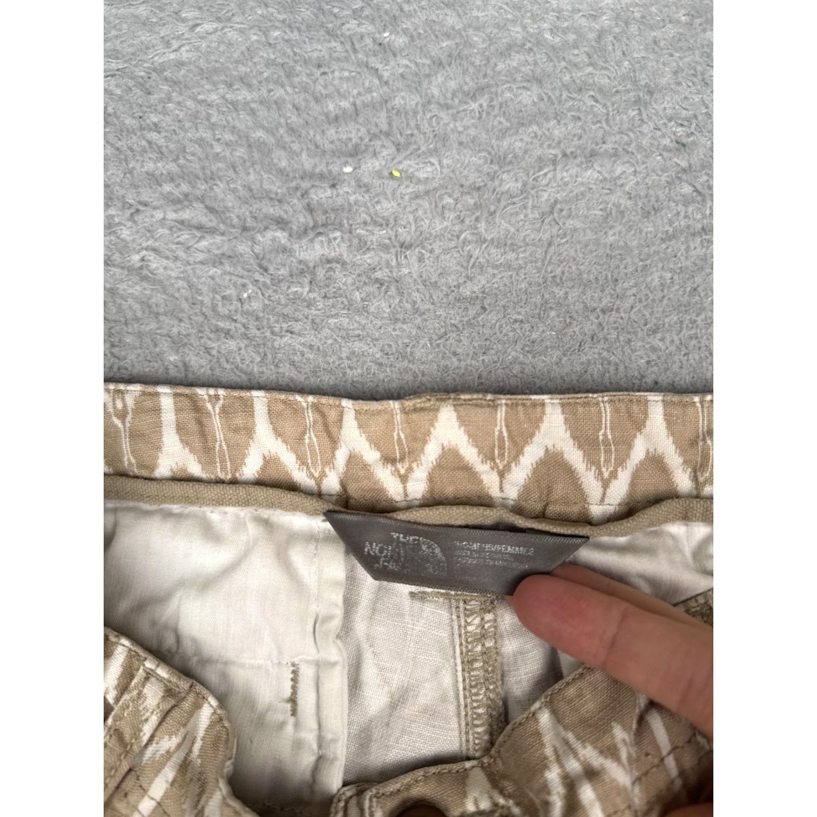 The North Face VINTAGE? No. Wait: The North Face Shorts Womens 8 Beige Geometric Chino Stretch Hiking Casual 30x5 Size 30" / US 8 / IT 44 - 7 Thumbnail