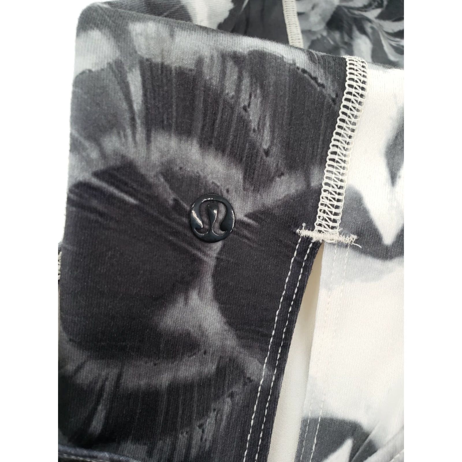 Lululemon VINTAGE Lululemon Wunder Under Pants Womens 4 Gray Yin To You Skirted Legging Pretty Plume Angel Wing Size 27" / US 4 / IT 40 - 6 Thumbnail