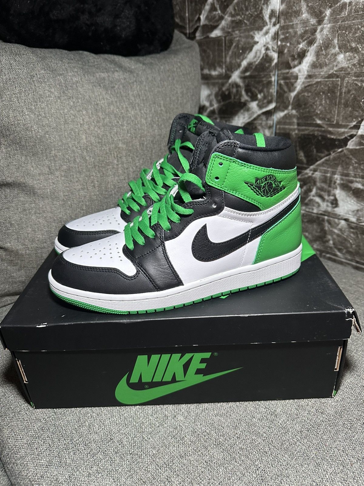Jordan Brand × Nike Jordan 1 High OG Lucky Green Size US 9 / EU 42 - 4 Thumbnail