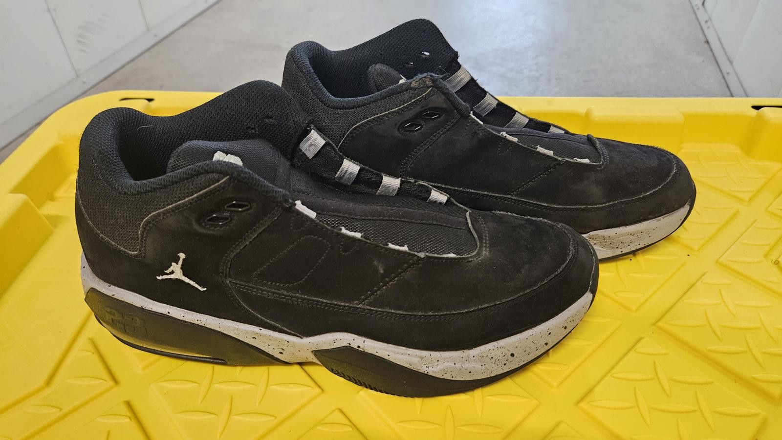 Jordan Brand Air Jordan Max Aura 3 'Black Wolf Grey' Oreo Size US 10.5 / EU 43-44 - 2 Thumbnail
