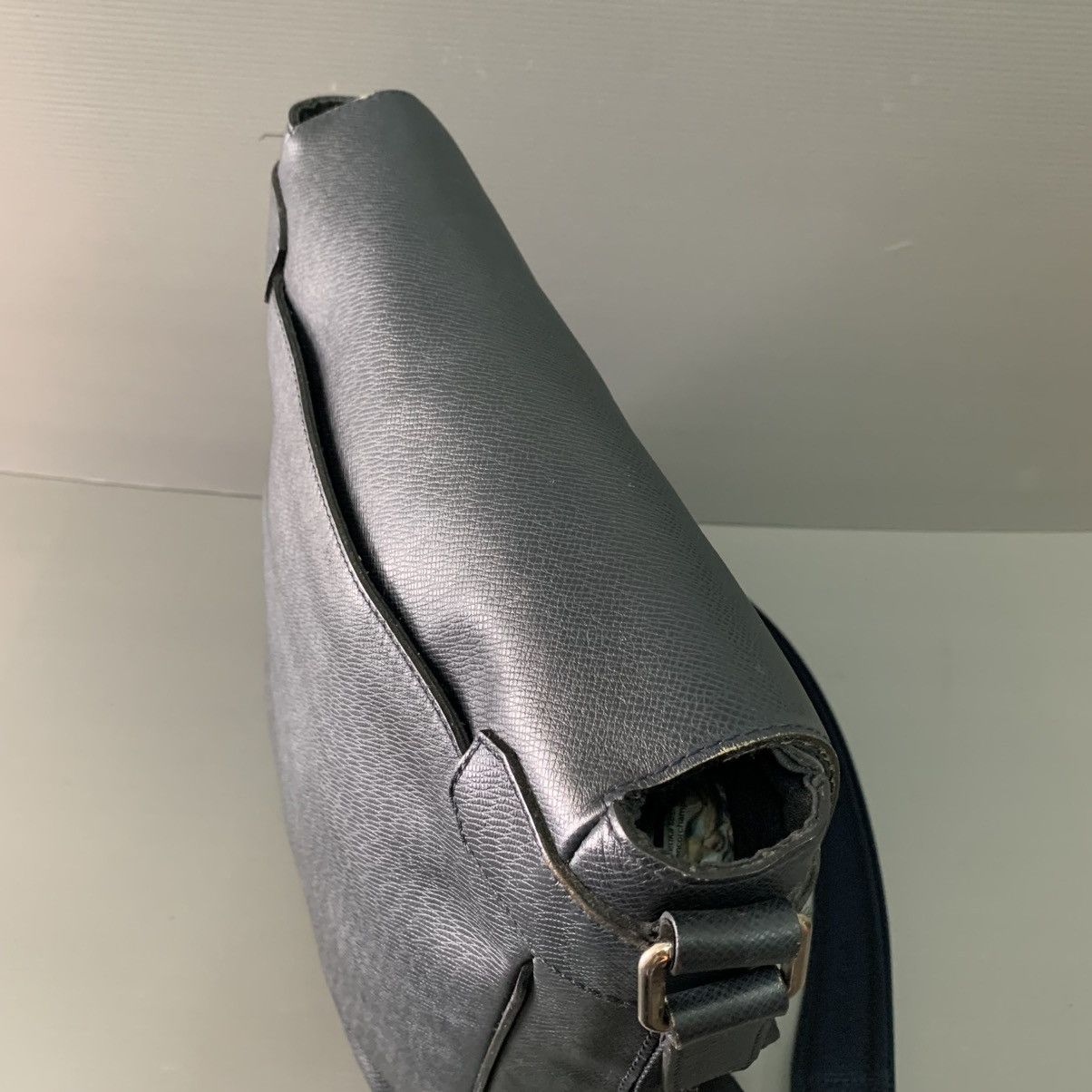 Louis Vuitton Louis Vuitton Taiga Leather Mesengger Bag Size ONE SIZE - 8 Thumbnail