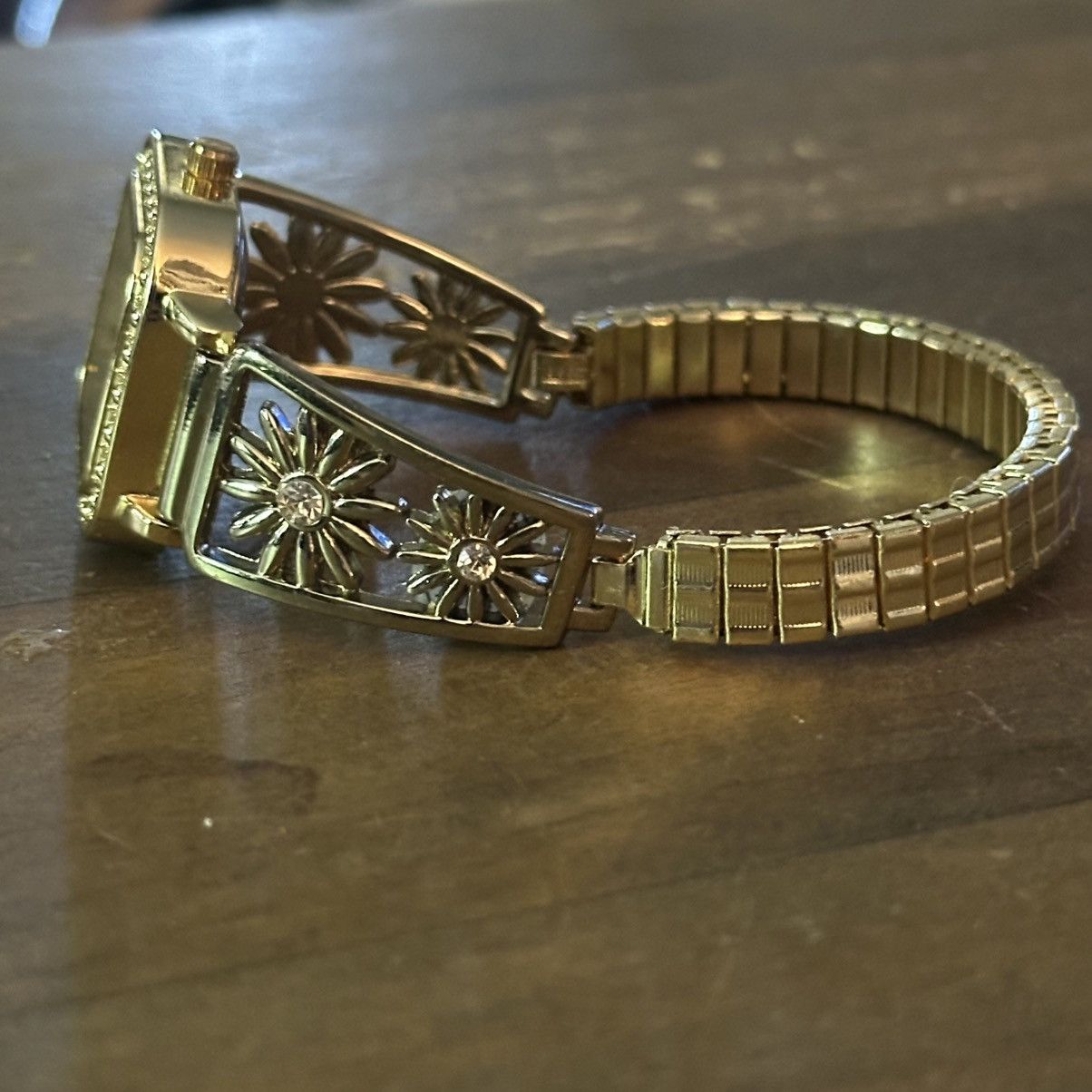 Other Gold tone flower band Quartz analog watch Size ONE SIZE - 7 Thumbnail