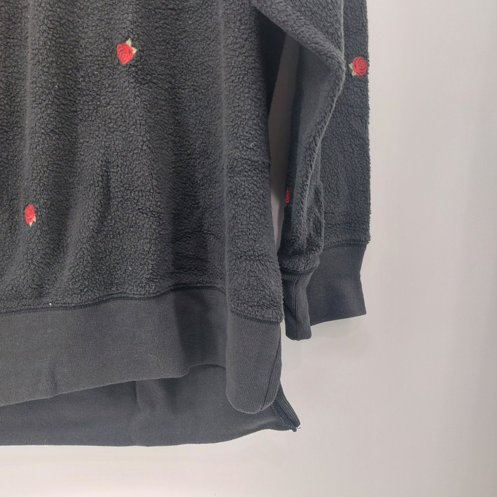 Victoria's Secret Victoria Secret Black Red Rose Sweater Size M Floral Casual Size M / US 6-8 / IT 42-44 - 5 Thumbnail