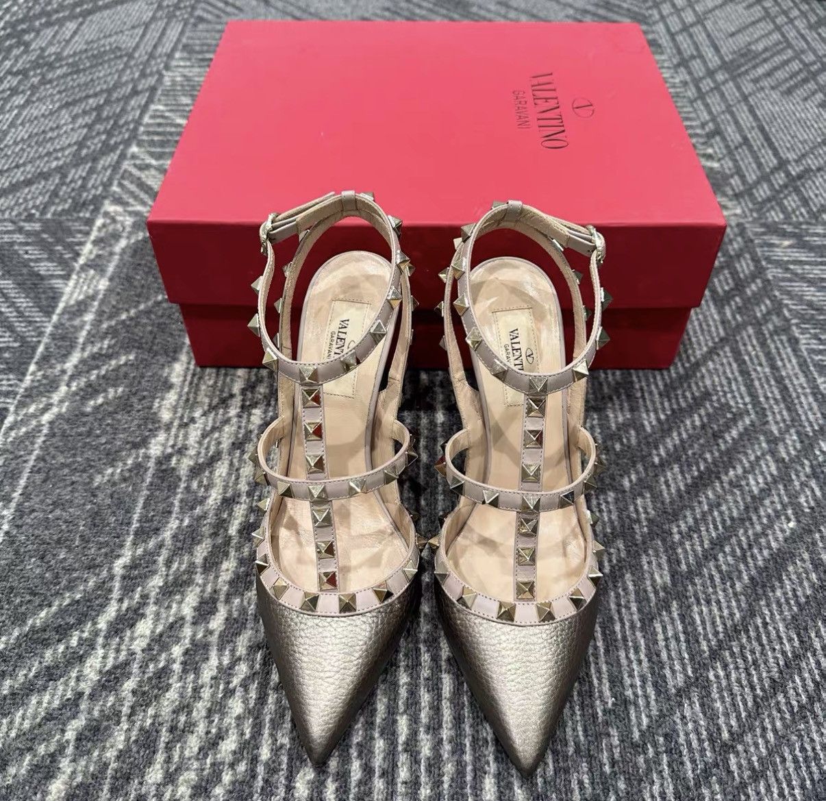 Valentino Valentino Grained Leather Studded High Heels J42 Size US 7 / IT 37 - 2 Thumbnail