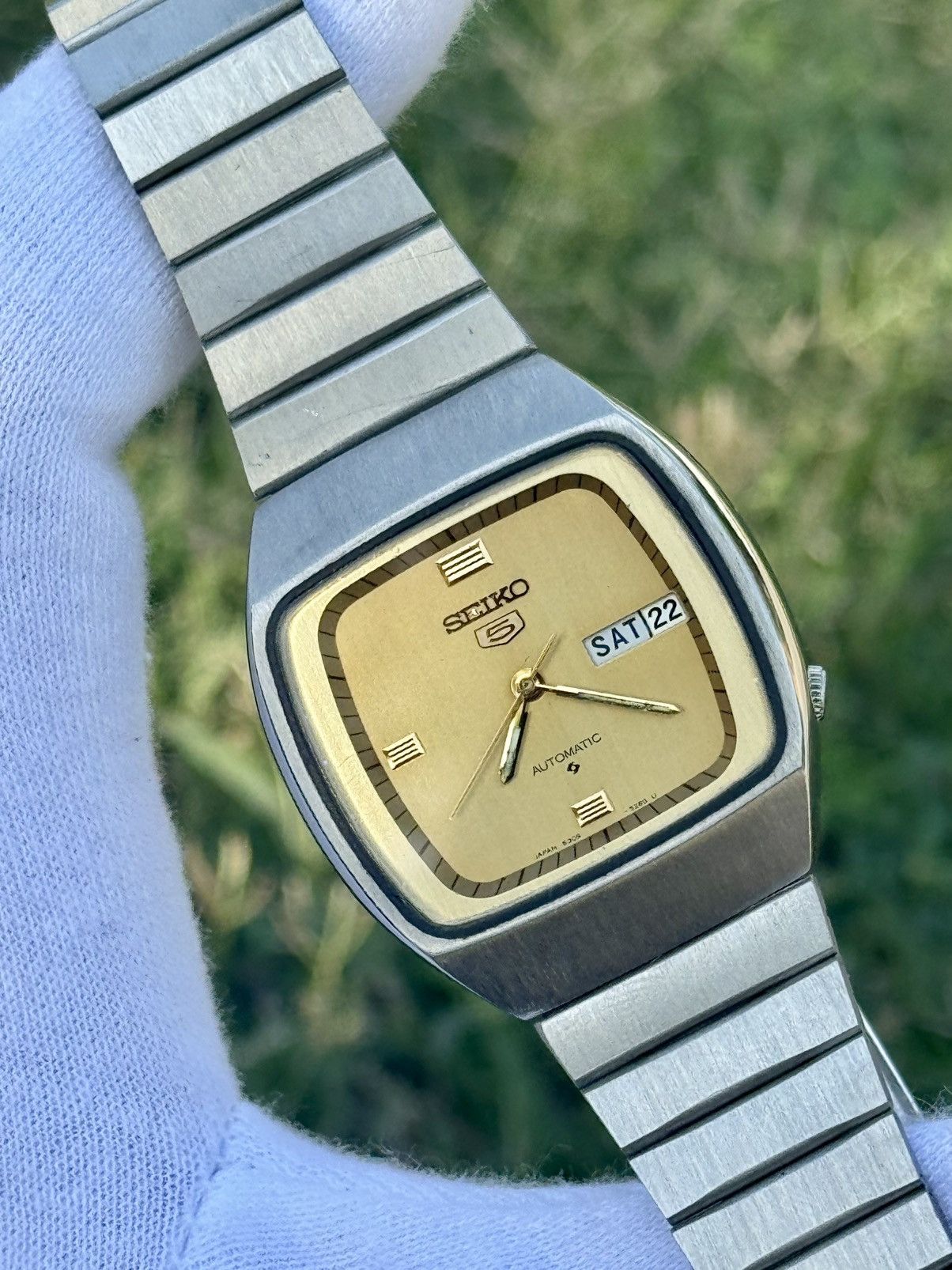 Seiko Vintage Seiko 5 Automatic japan Watch: golden Dial, TV Case Size 36 - 1 Thumbnail