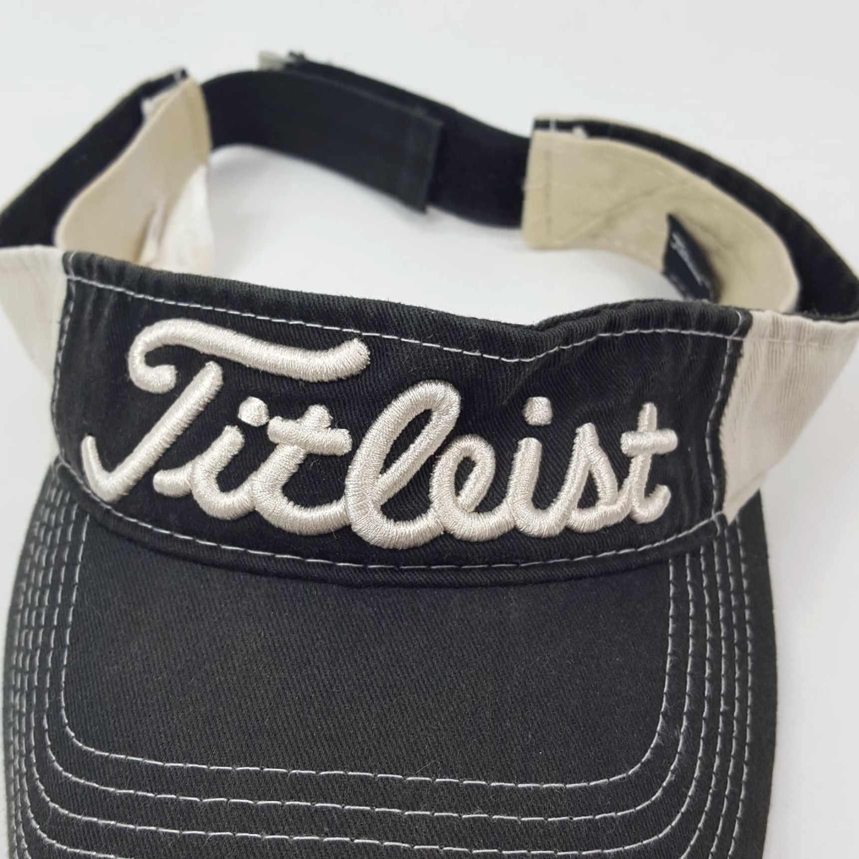 Titleist VINTAGE Titleist Golf Visor Adjust. Black Hat One Size Men Adjustable Retro Logo Golfing Preppy Black Visor 90s 00s USA Mens Size ONE SIZE - 2 Thumbnail