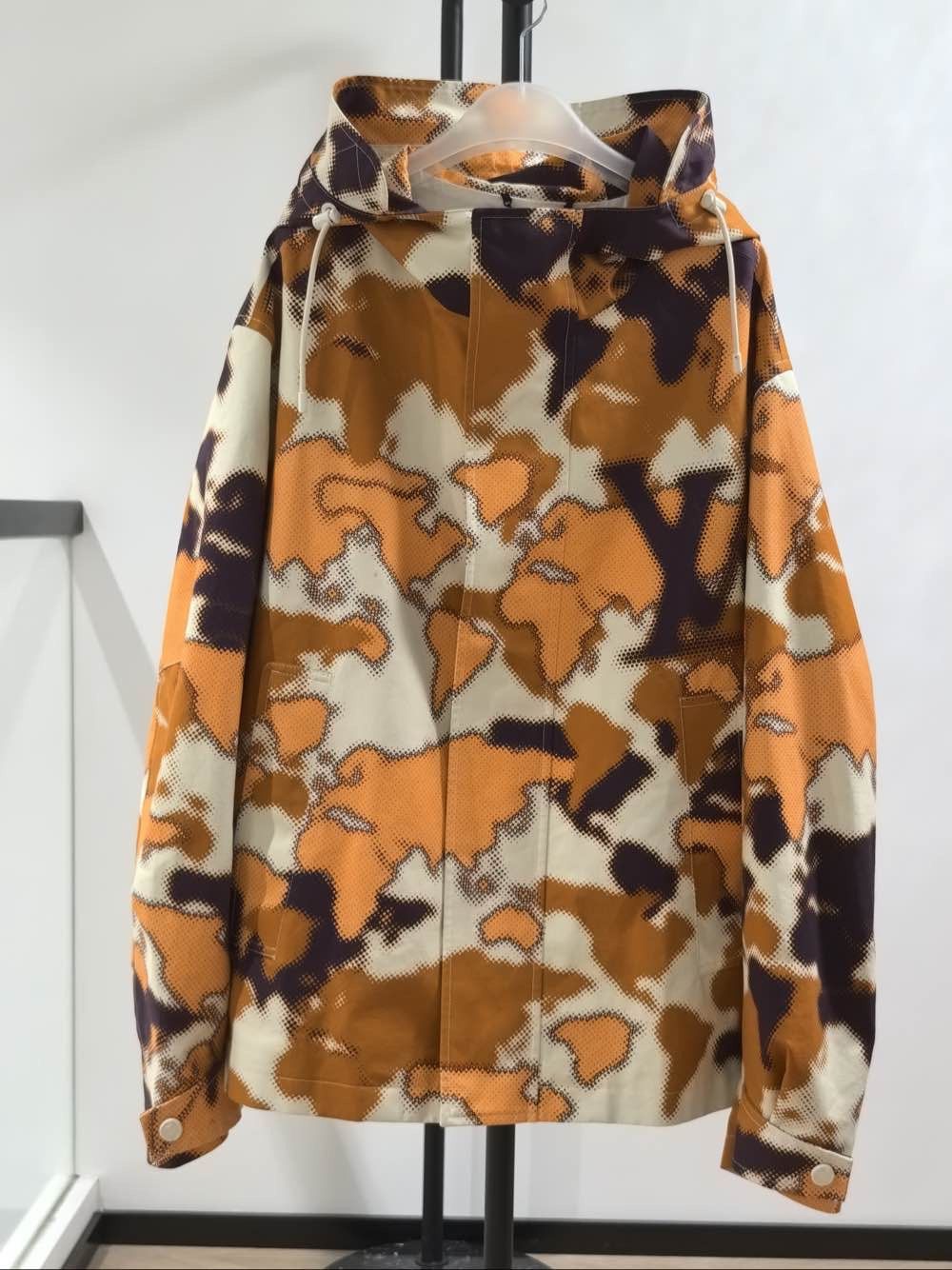 Louis Vuitton Louis Vuitton Camo Logo Hooded Jacket Size L Size US L / EU 52-54 / 3 - 1 Thumbnail