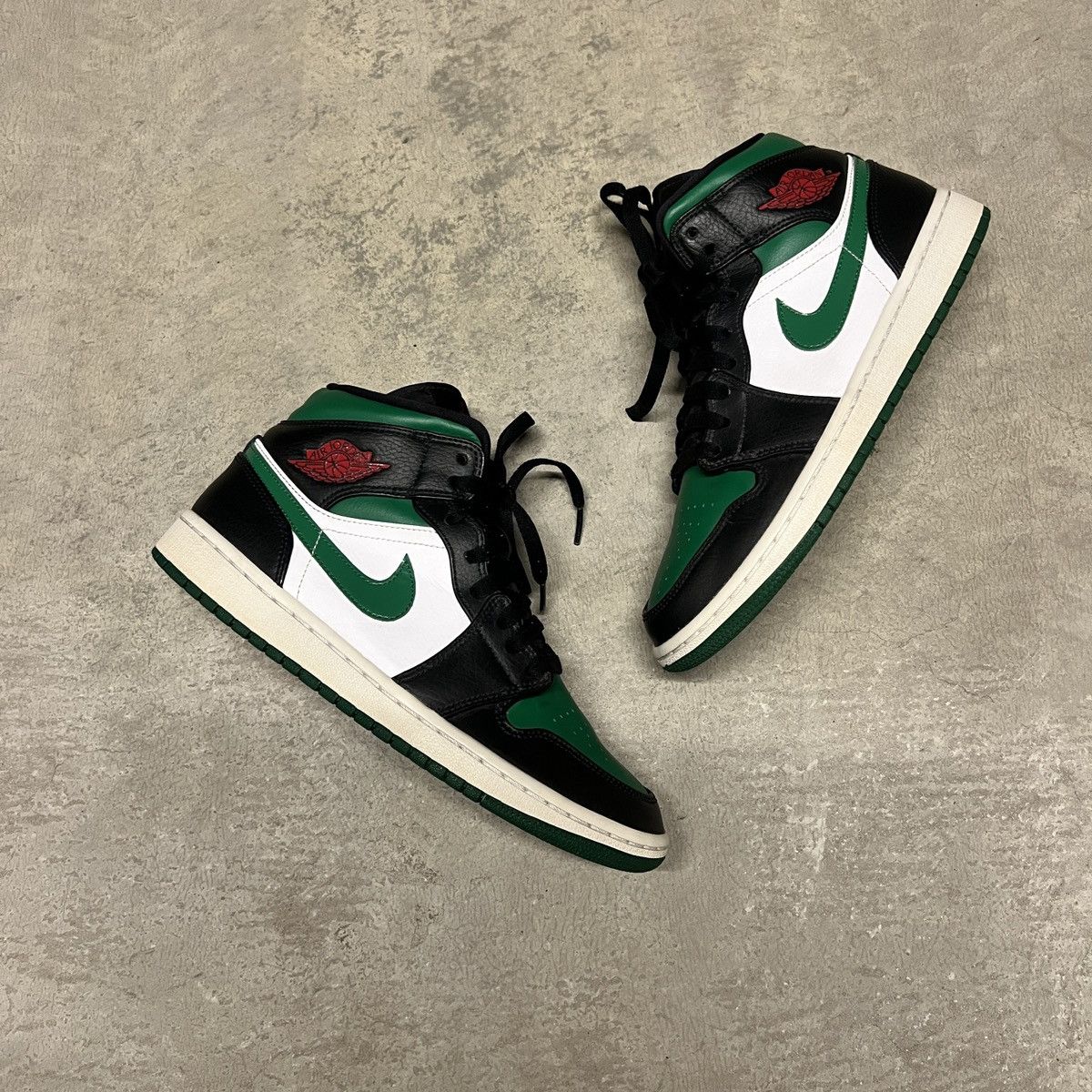 Nike Nike Air Jordan 1 Mid Size US 8 / EU 41 - 3 Thumbnail