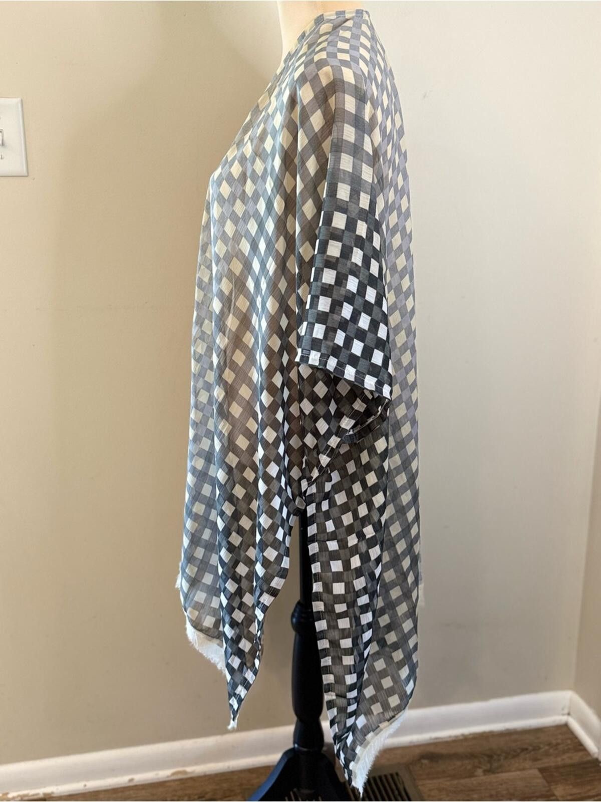 Steve Madden Steve Madden cape shawl coverup neutral checkered OSFM Size ONE SIZE - 3 Thumbnail