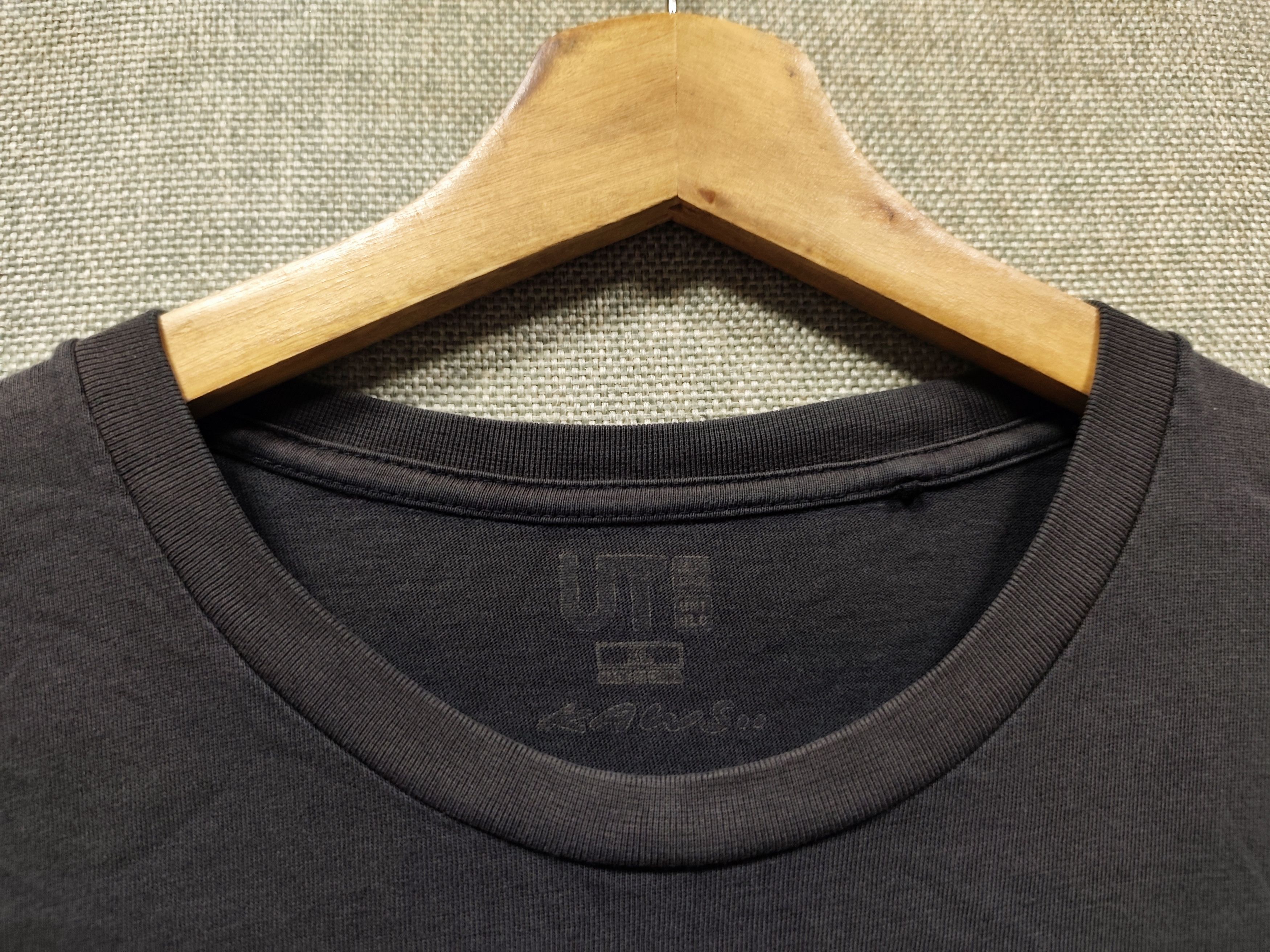 Kaws T shirt kaws x uniqlo Size US L / EU 52-54 / 3 - 4 Thumbnail