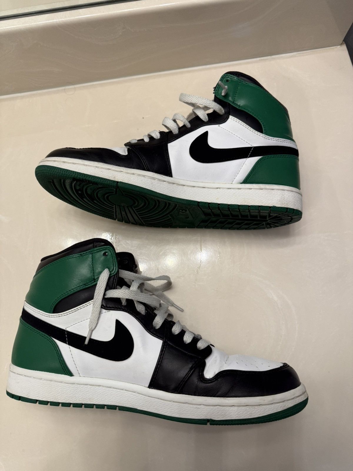 Nike Air Jordan Retro 1 Defining Moments (DMP) Celtics Size US 9.5 / EU 42-43 - 3 Thumbnail