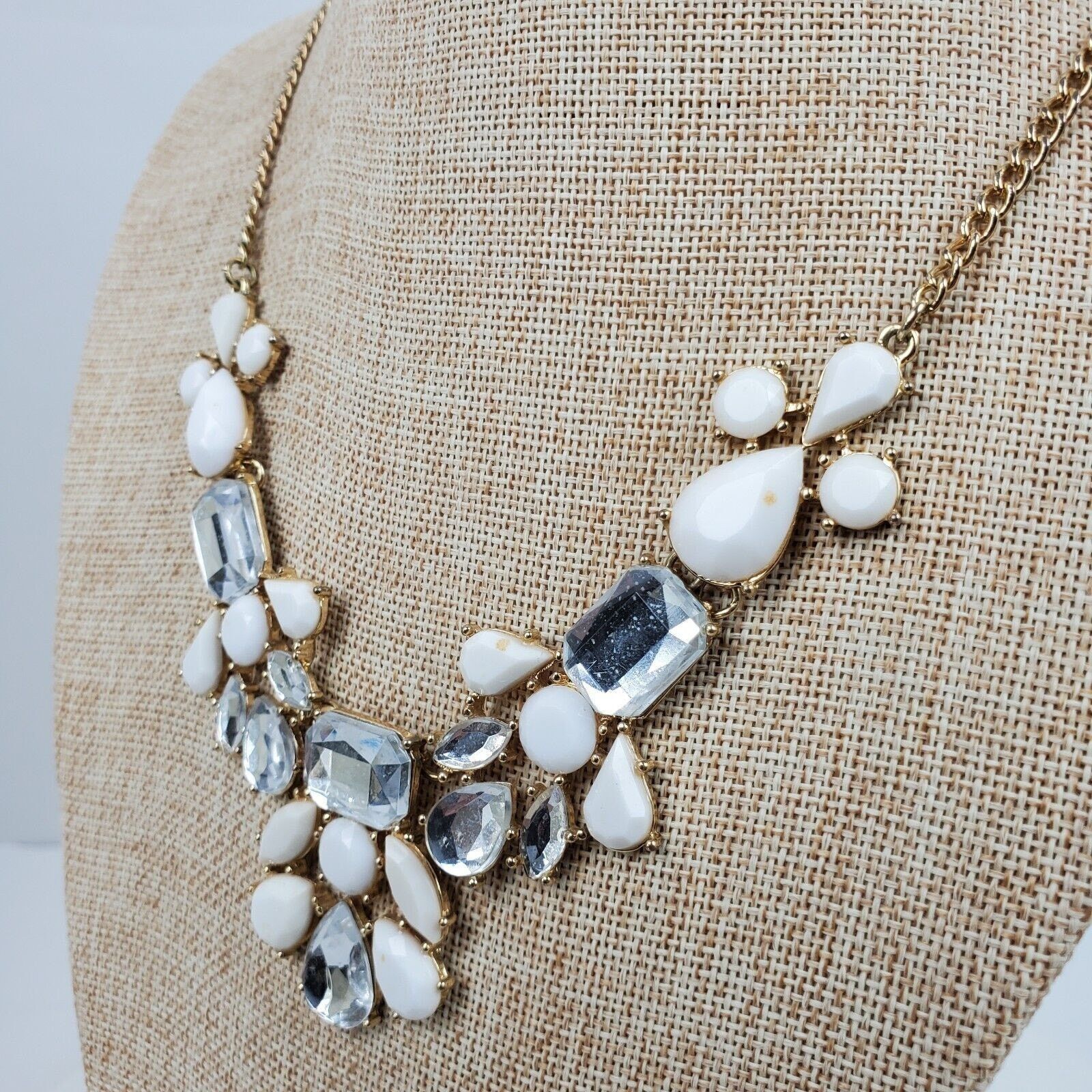 The Unbranded Brand Vintage Mid Century Style White Clear Bead Necklace 21 Inch Size ONE SIZE - 3 Thumbnail