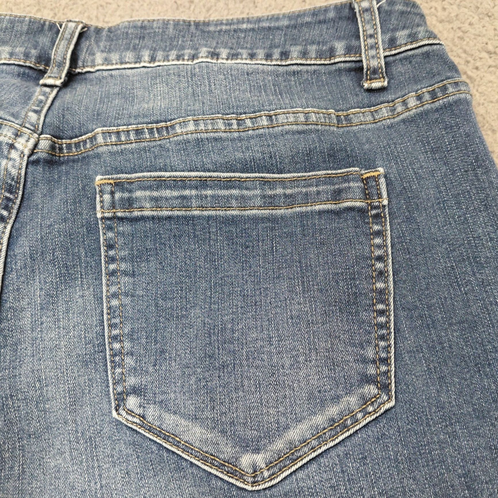 Vintage Nobo Jeans Women’s Size 17 Blue Denim Mid Rise Capri Cut Light Wash Raw Hem Nice Size 38" / US 16 / IT 52 - 4 Thumbnail