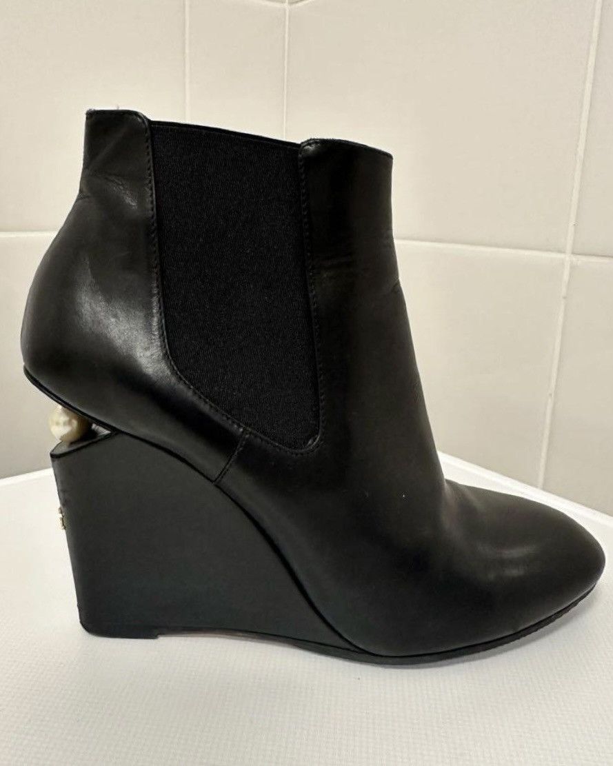 Chanel Chanel ankle boots with pearl heels Size US 8.5 / IT 38.5 - 2 Thumbnail