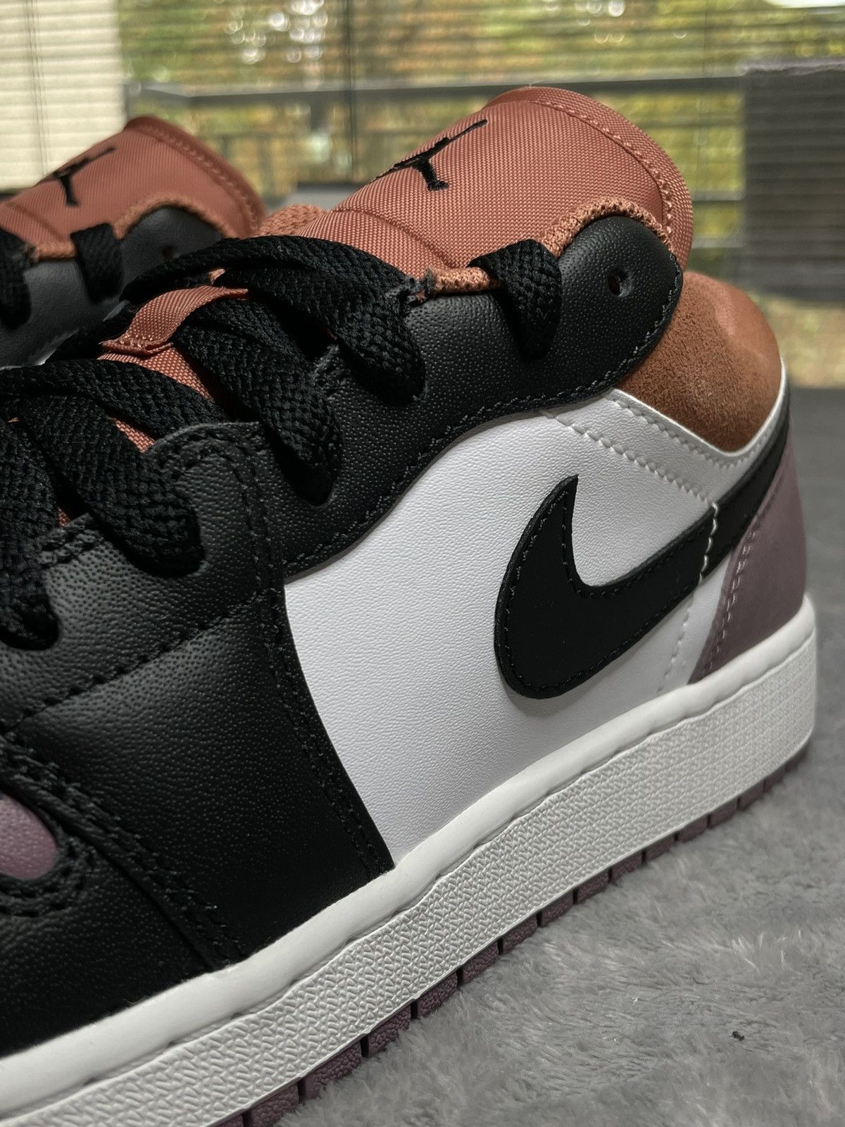 Nike AIR JORDAN 1 LOW SE (GS) Size US 6.5 / EU 39-40 - 5 Thumbnail